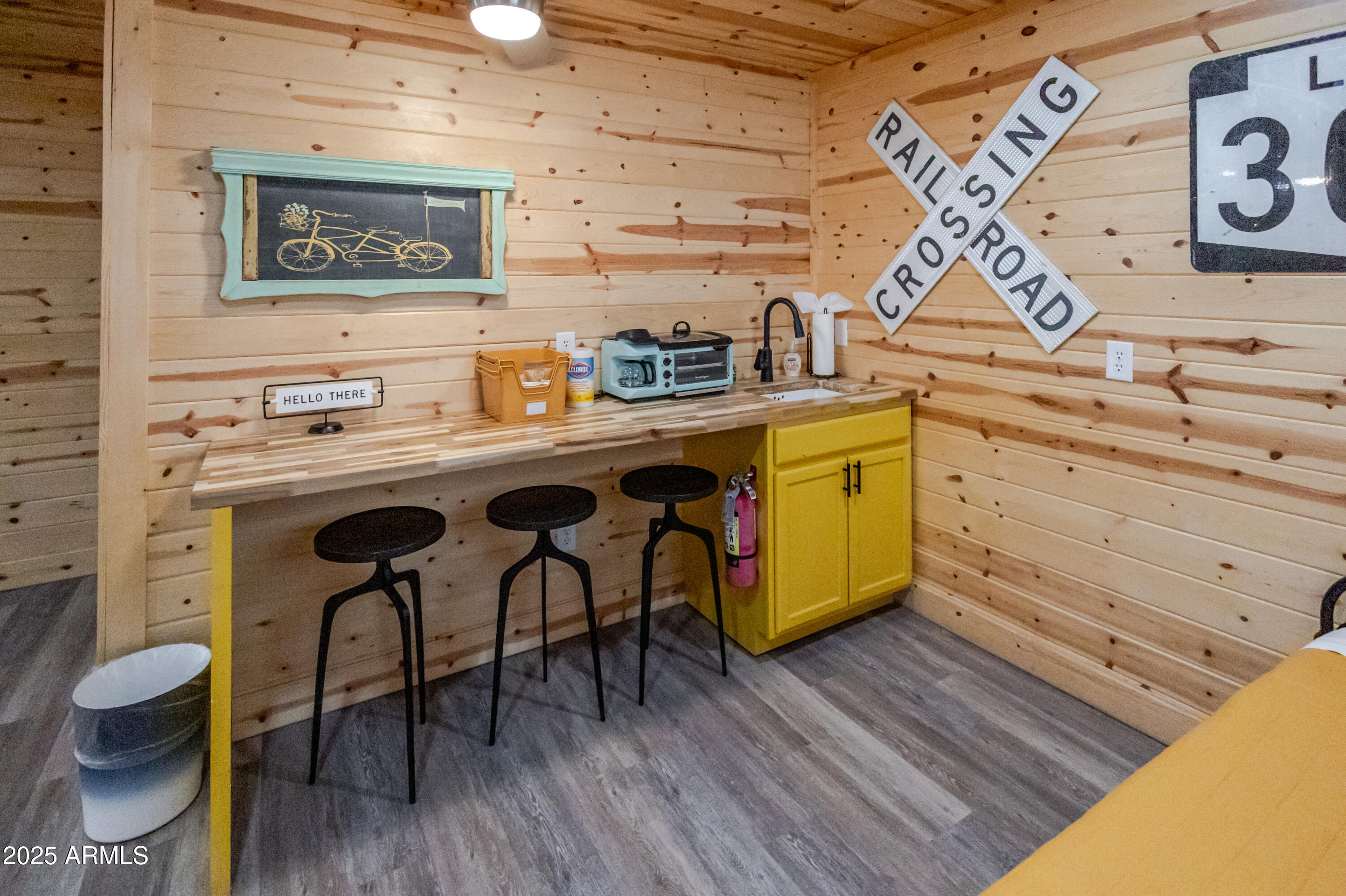 6385 W WHITE MOUNTAIN Boulevard