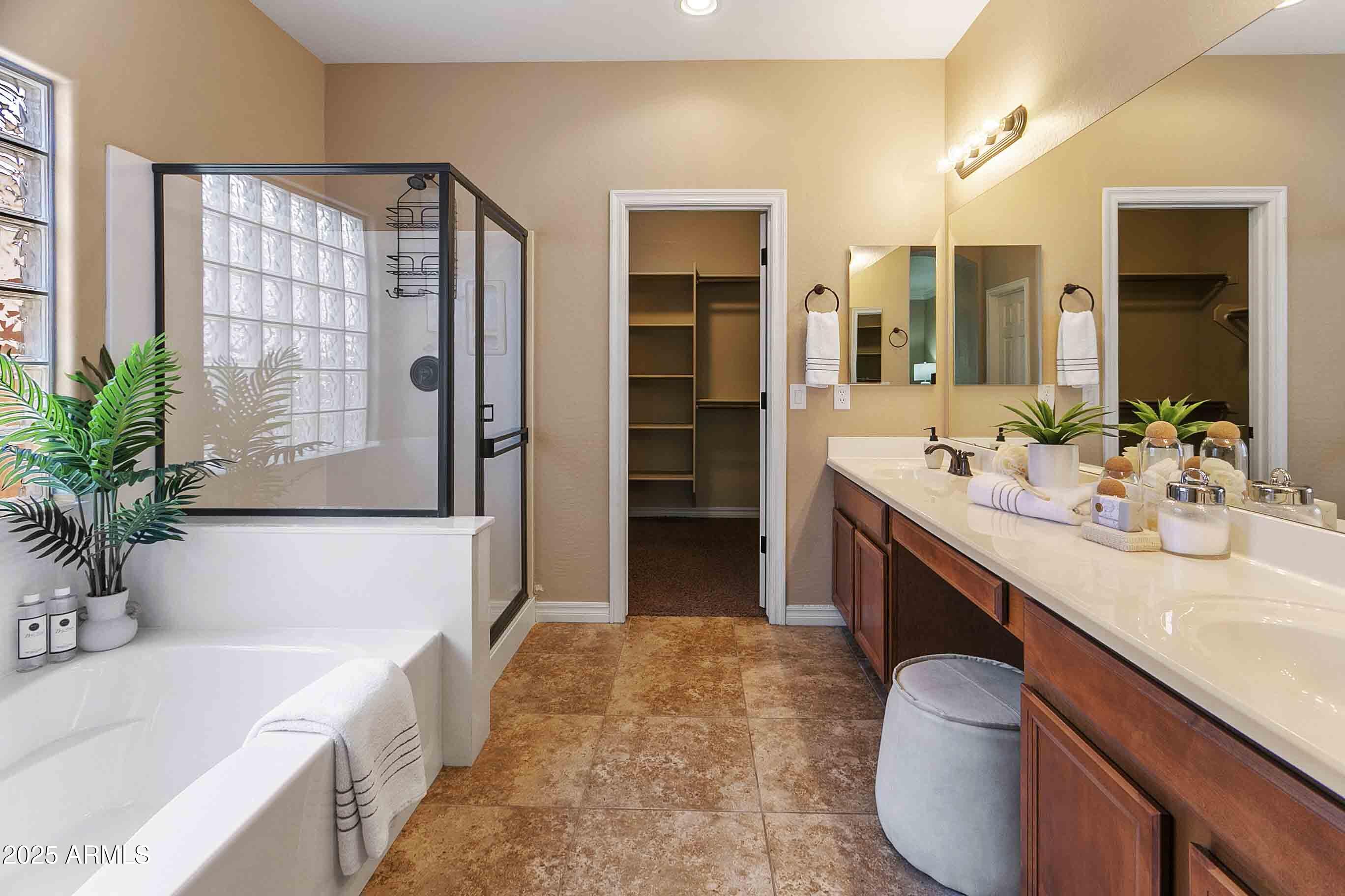 2736 E Sourwood Drive