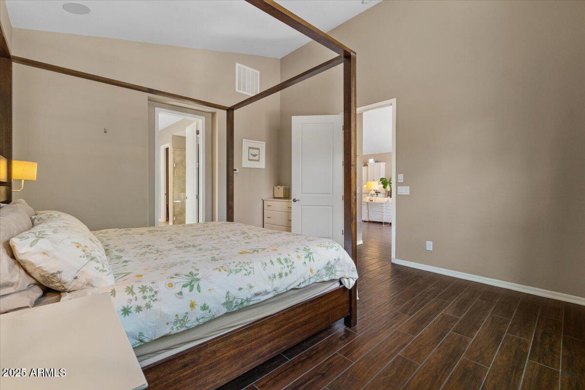 2926 E MINNEZONA Avenue