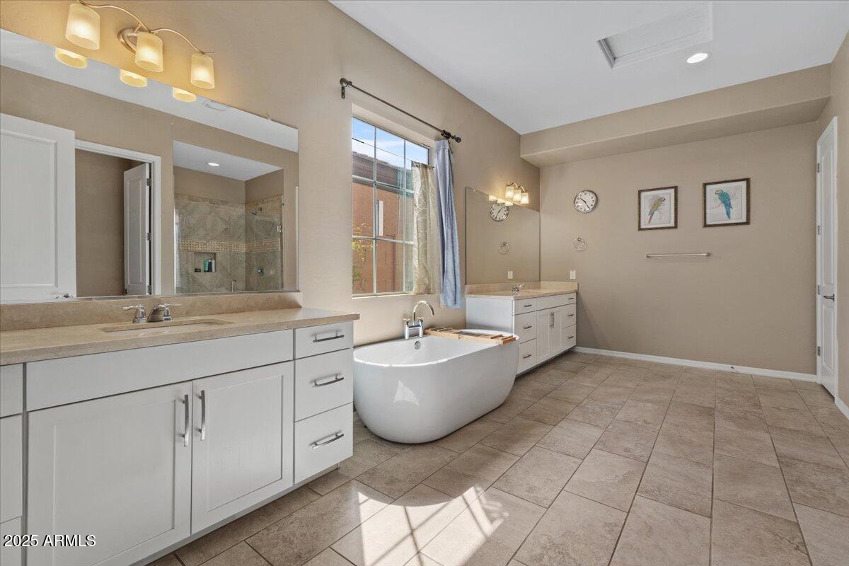 2926 E MINNEZONA Avenue