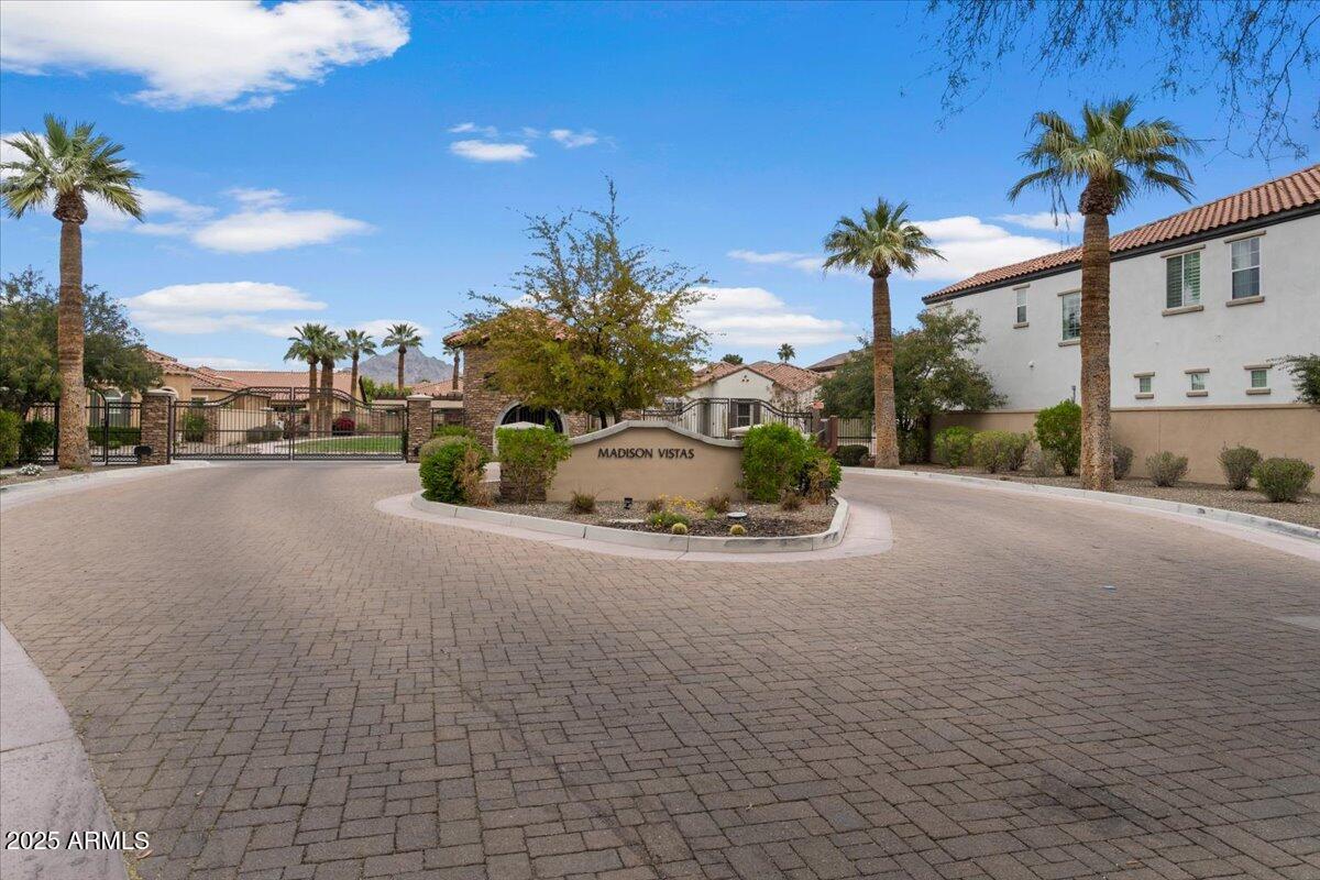 2926 E MINNEZONA Avenue