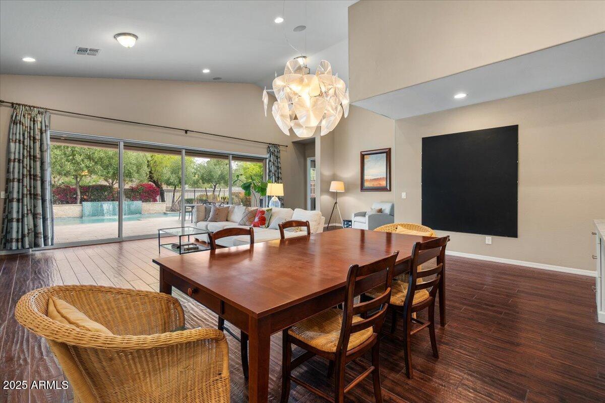 2926 E MINNEZONA Avenue