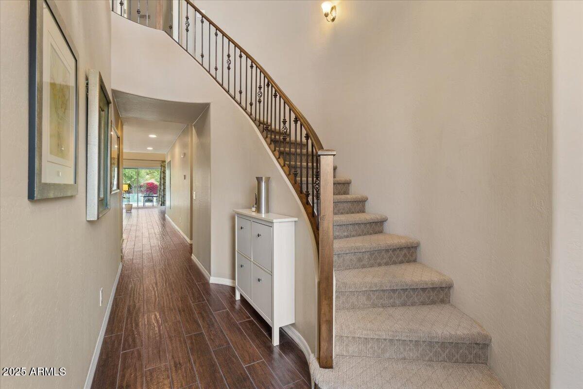 2926 E MINNEZONA Avenue