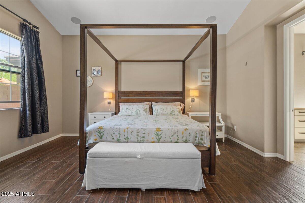 2926 E MINNEZONA Avenue