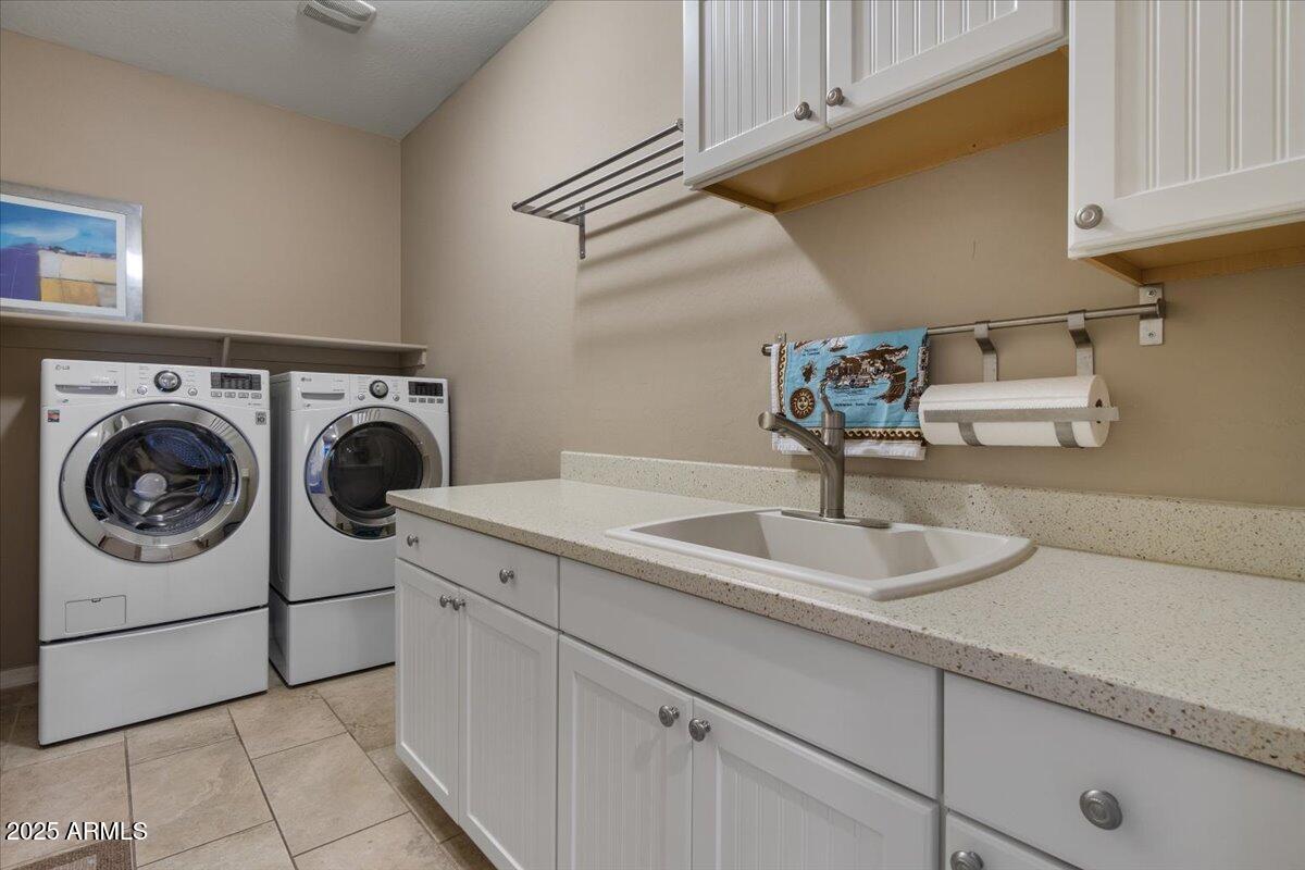 2926 E MINNEZONA Avenue