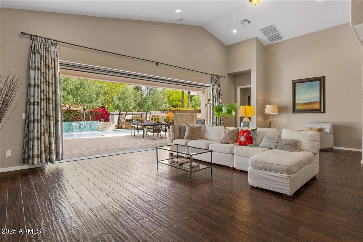 2926 E MINNEZONA Avenue