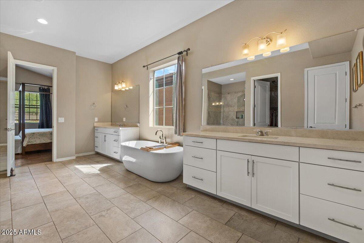 2926 E MINNEZONA Avenue