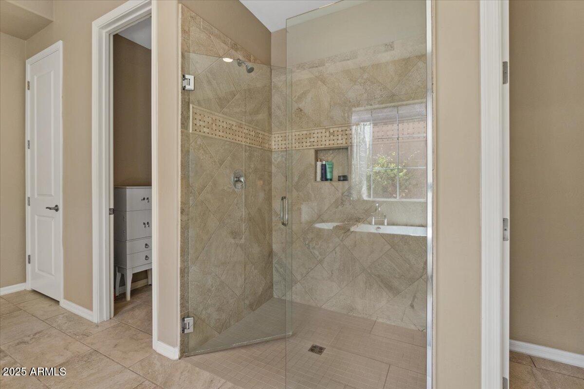 2926 E MINNEZONA Avenue