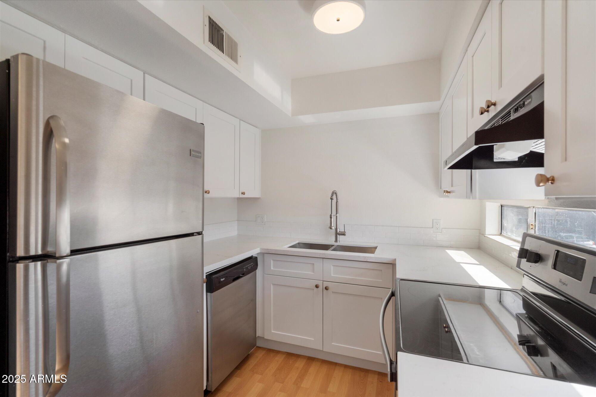 2673 E OAKLEAF Drive