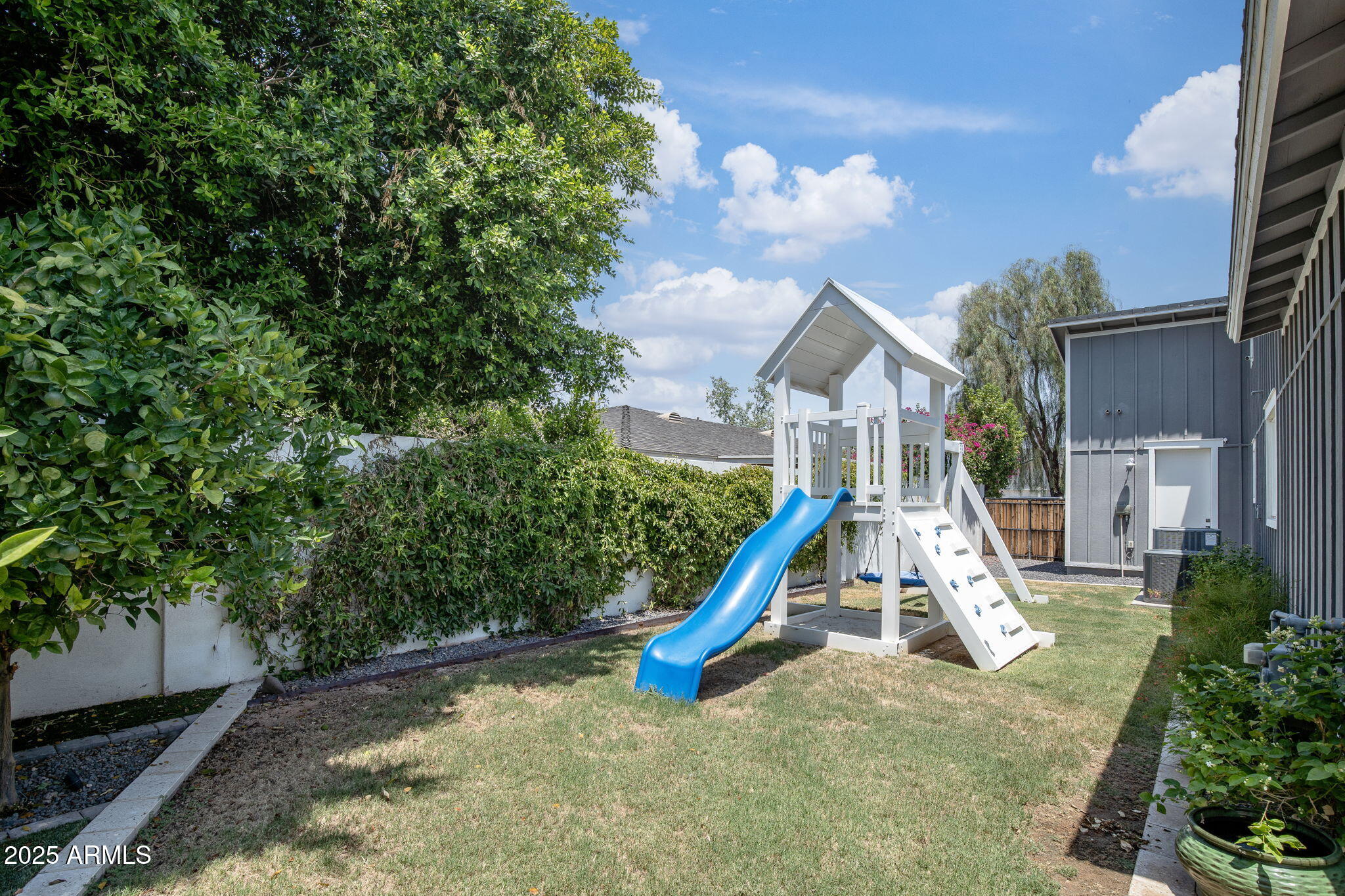 4933 E WHITTON Avenue