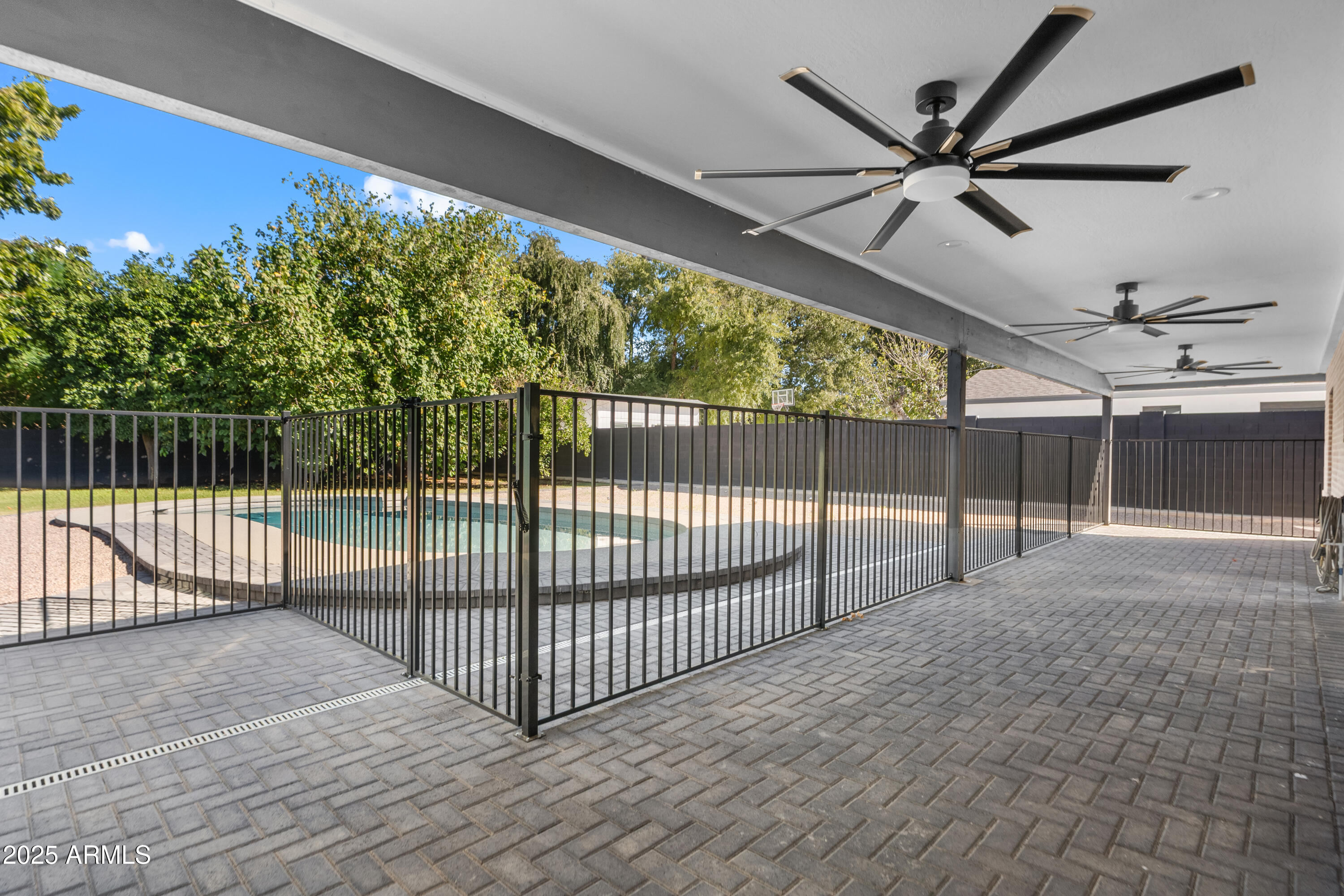 2502 E WHITTON Avenue