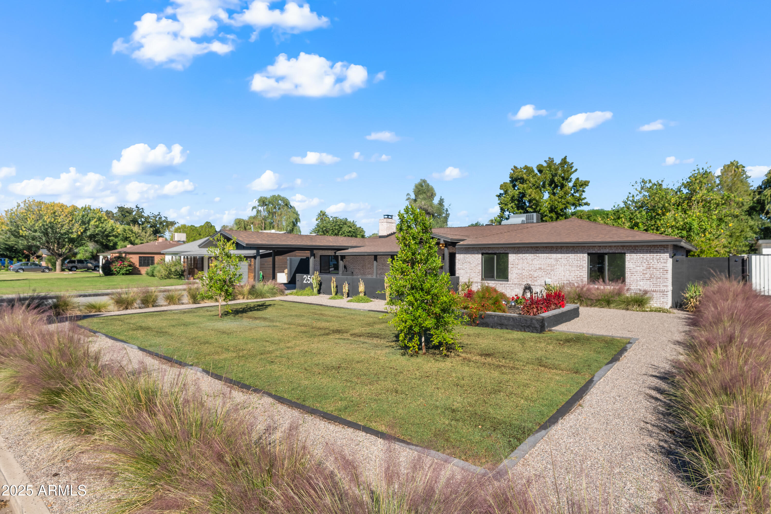 2502 E WHITTON Avenue