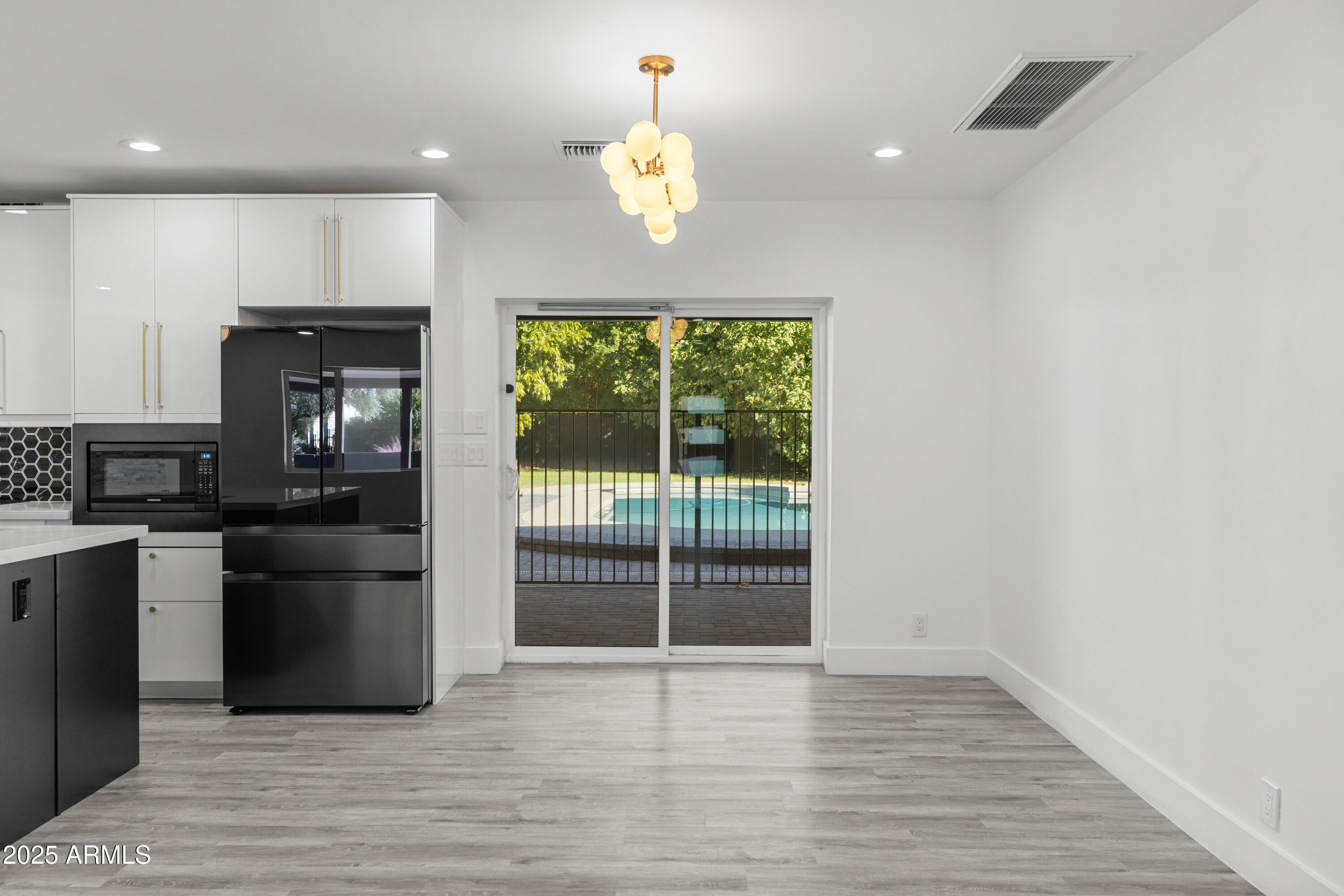 2502 E WHITTON Avenue