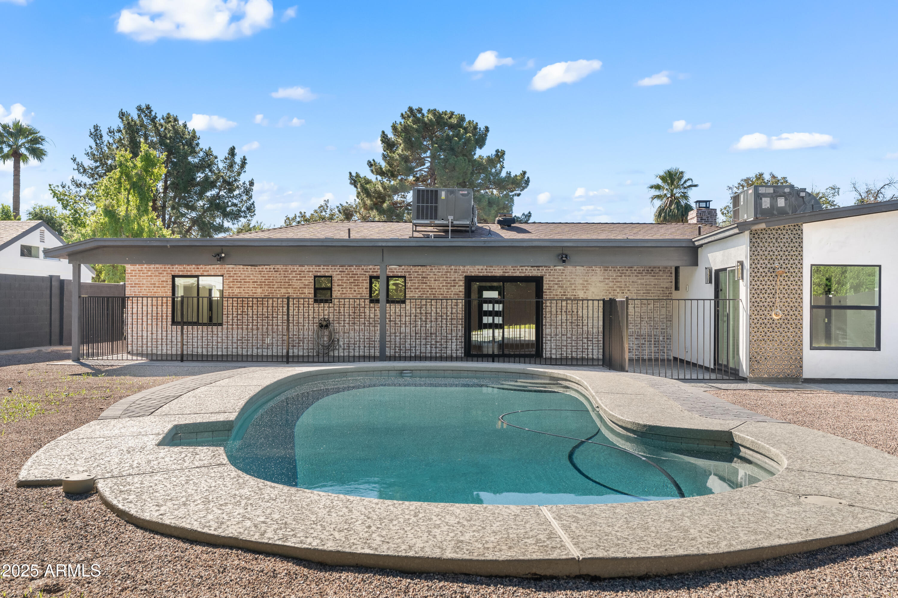 2502 E WHITTON Avenue