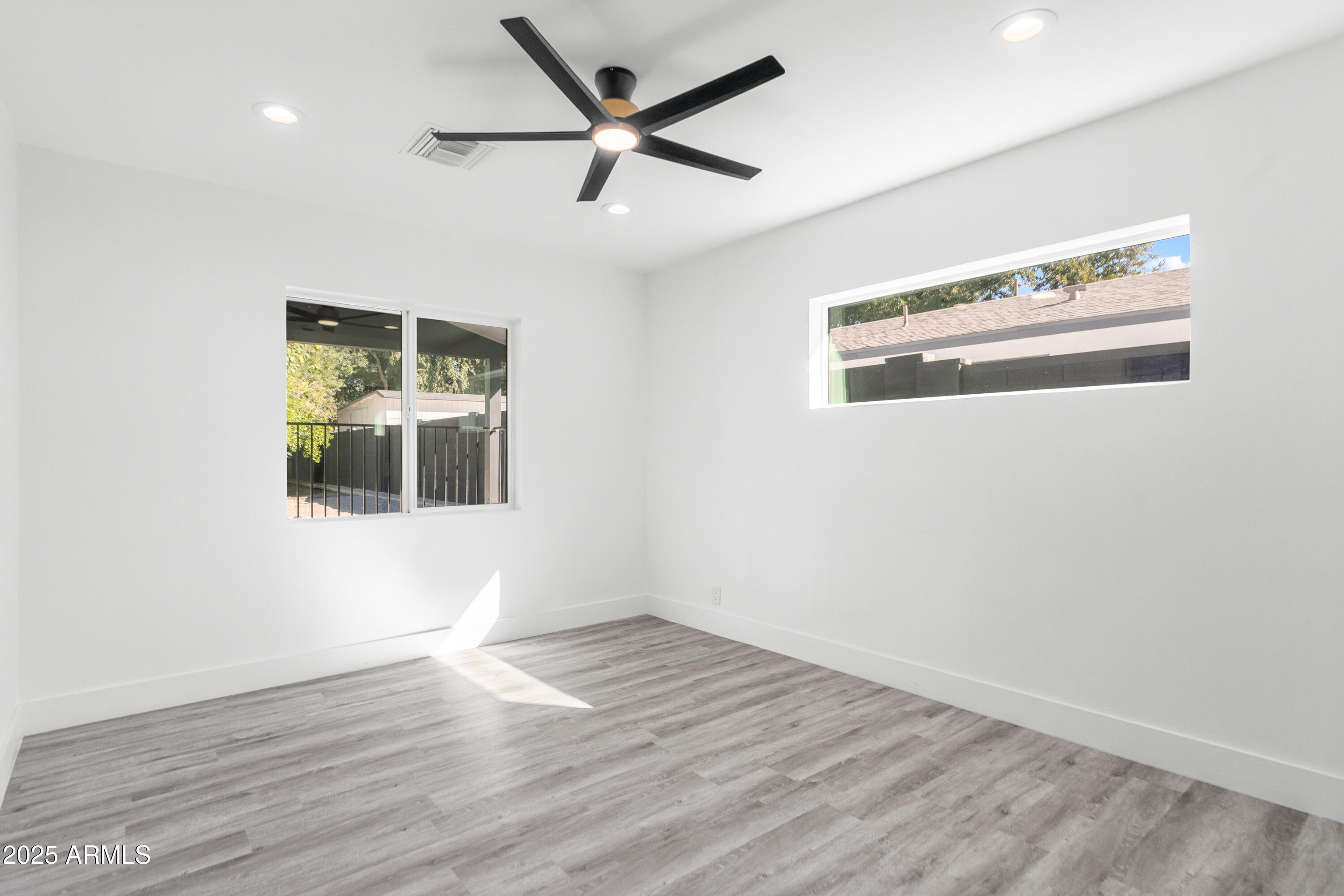 2502 E WHITTON Avenue