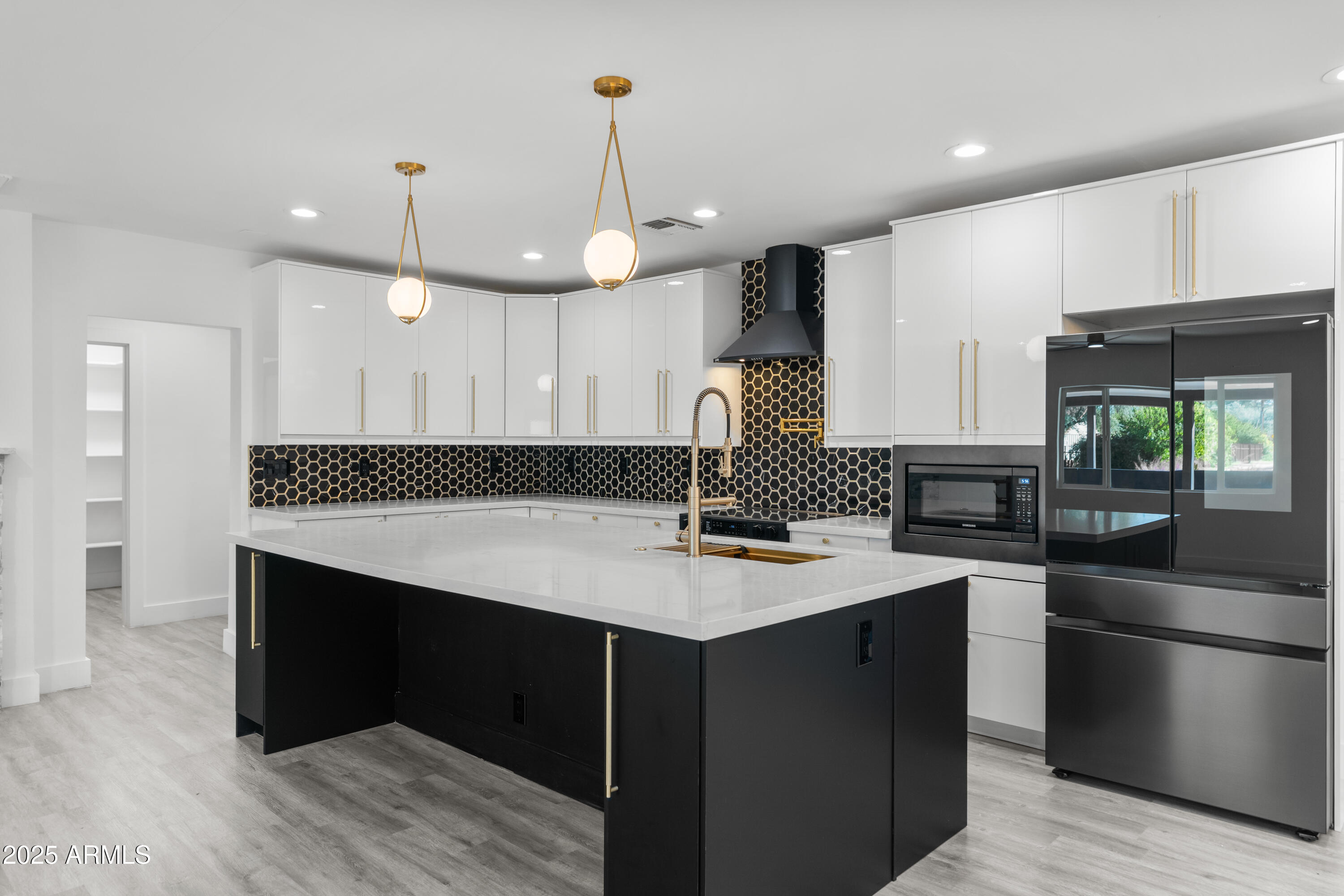 2502 E WHITTON Avenue