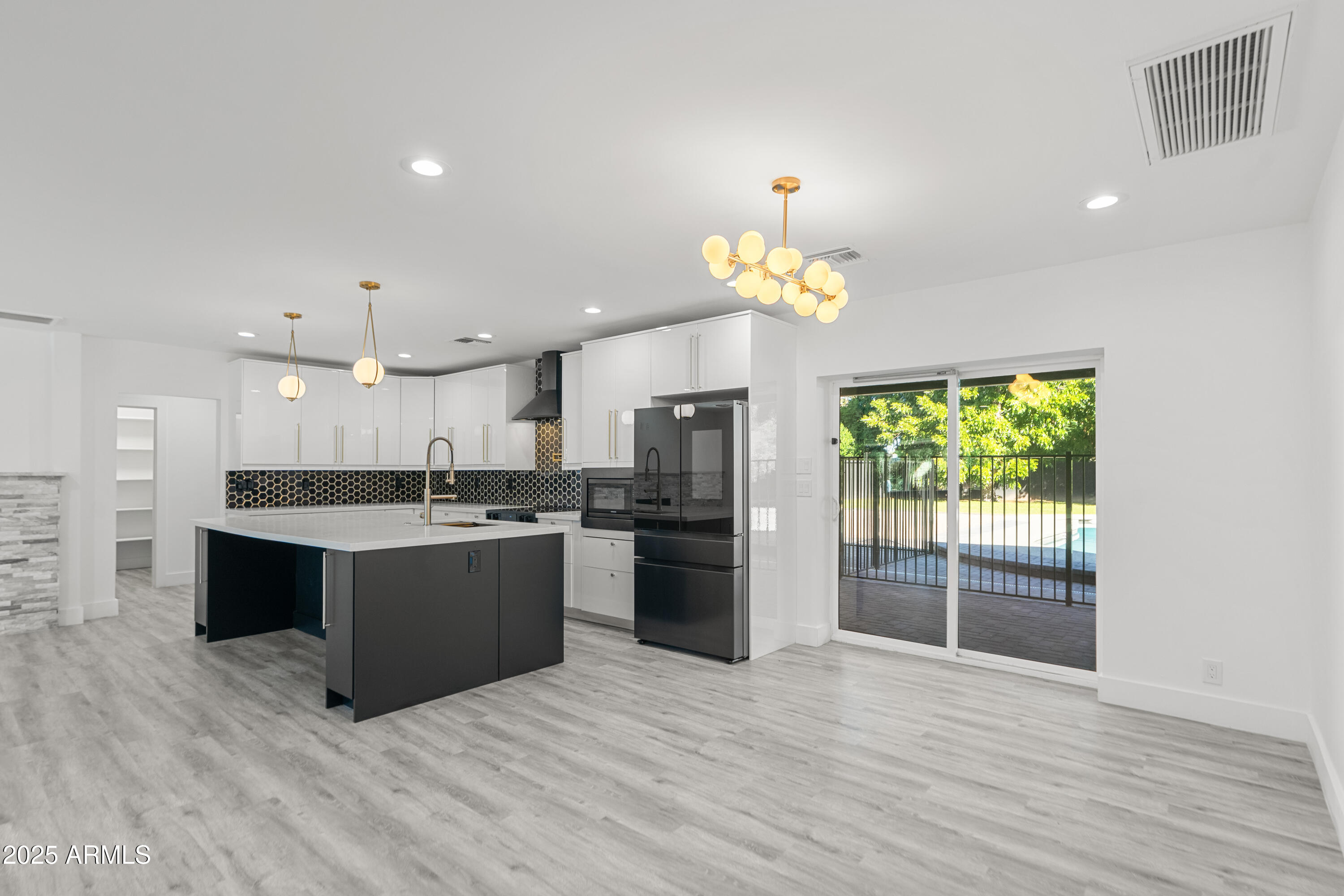 2502 E WHITTON Avenue