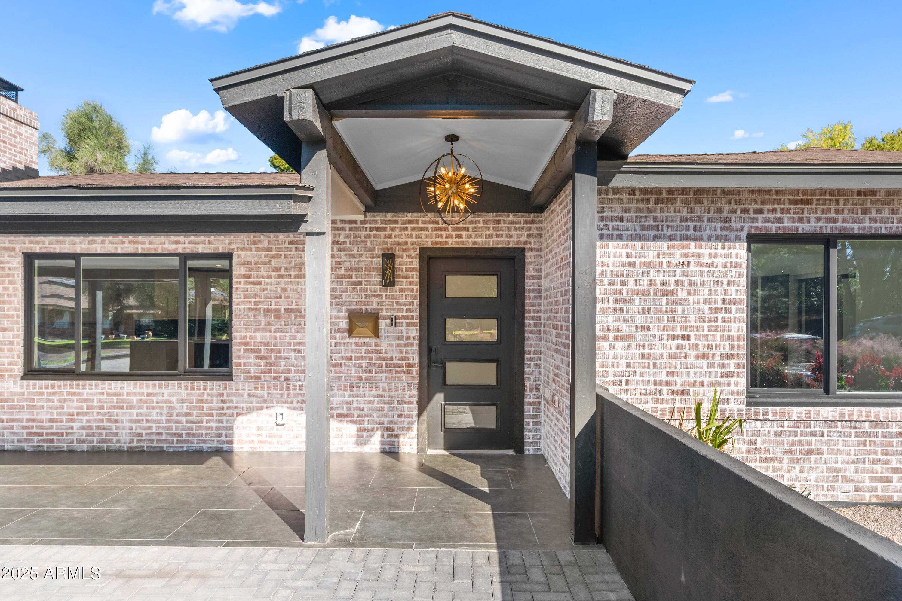 2502 E WHITTON Avenue