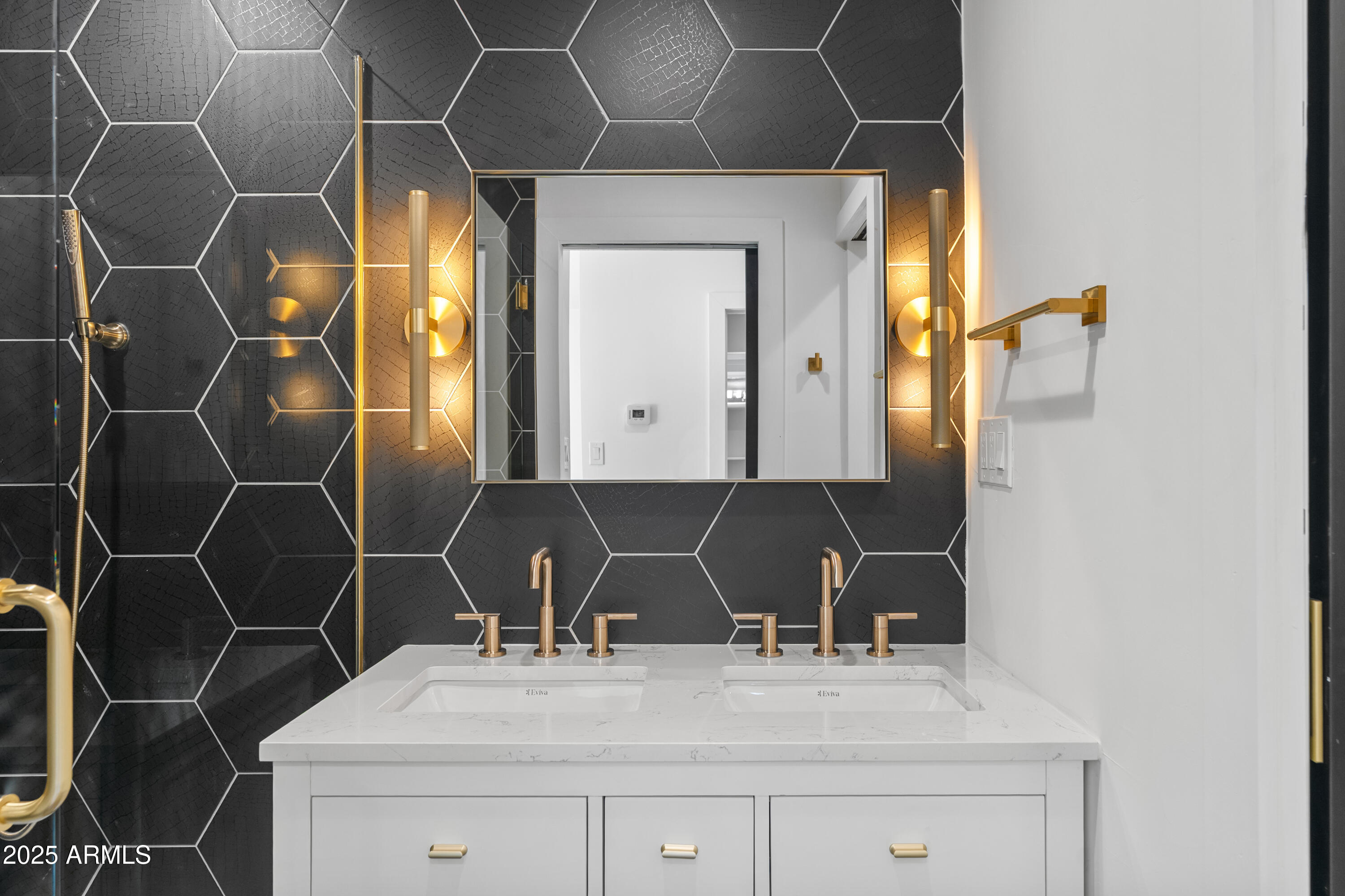 2502 E WHITTON Avenue