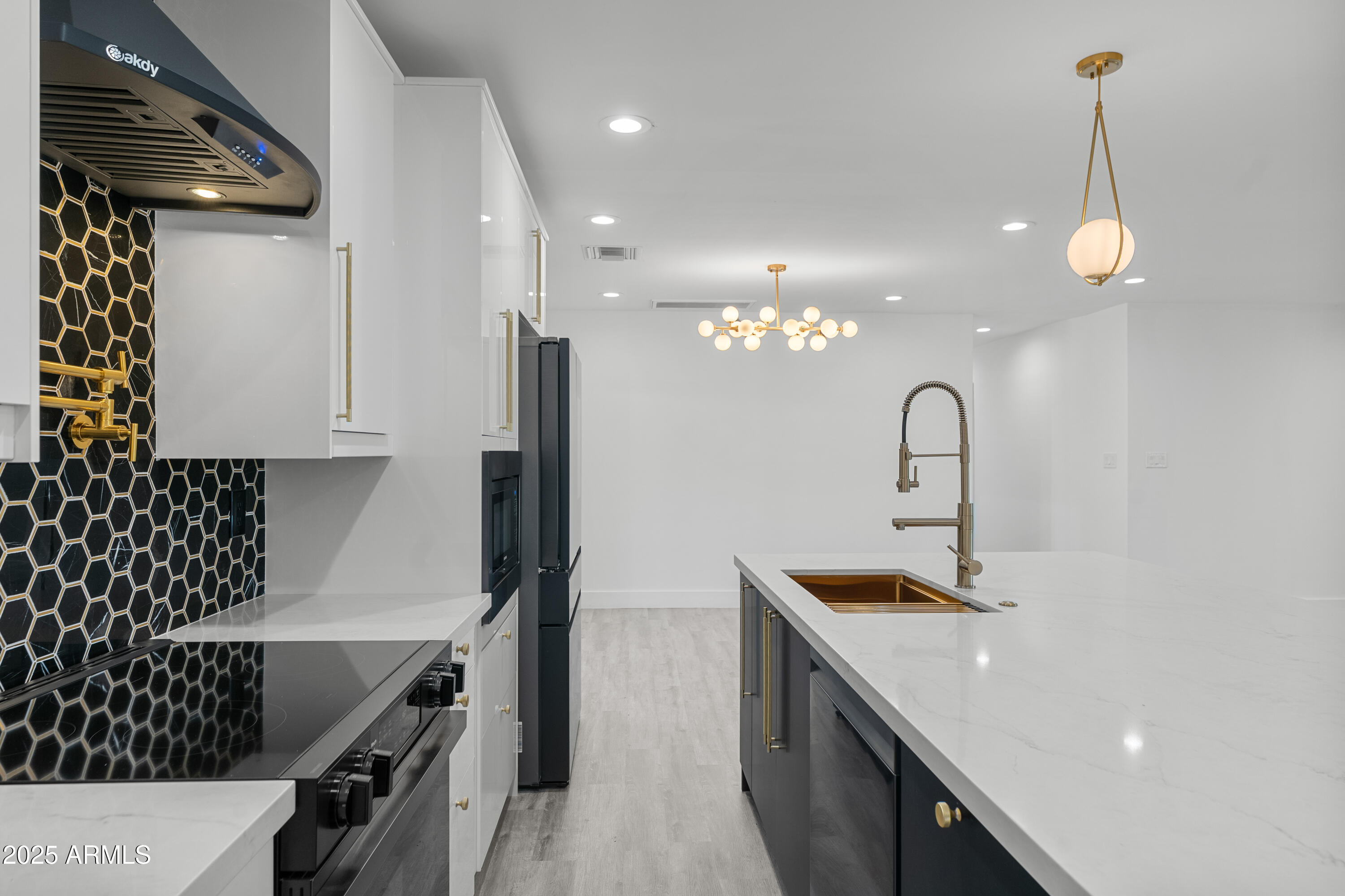 2502 E WHITTON Avenue