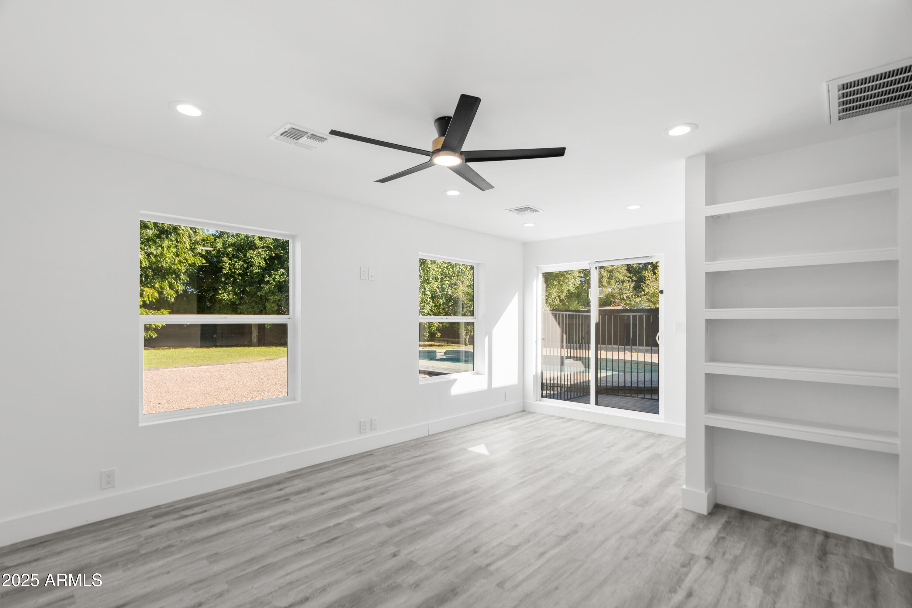 2502 E WHITTON Avenue