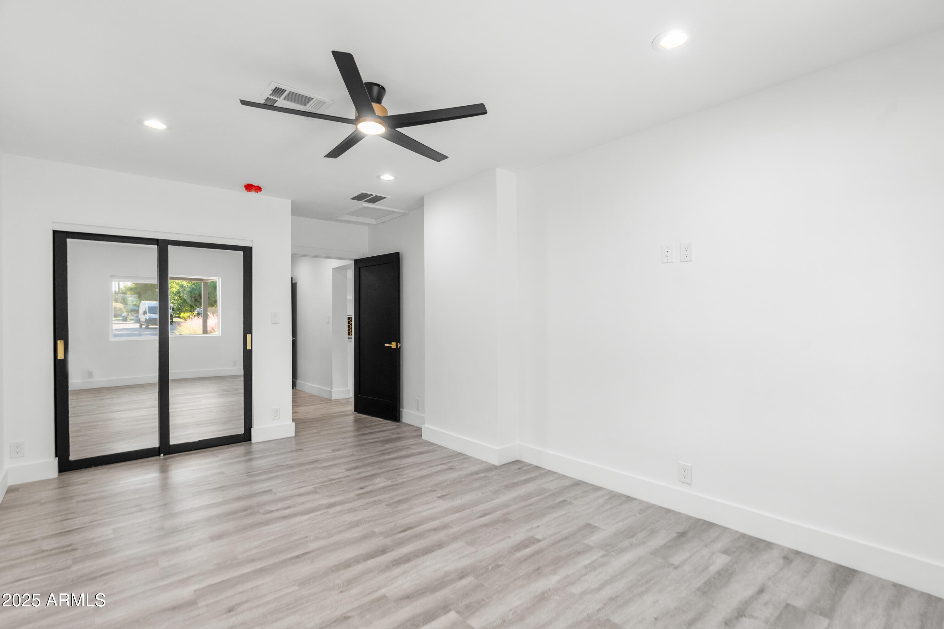 2502 E WHITTON Avenue