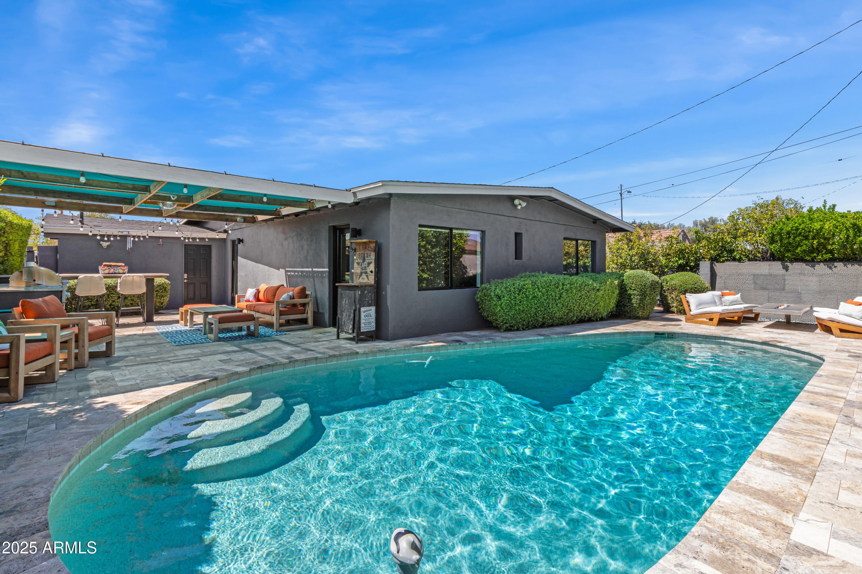 1218 E CLARENDON Avenue