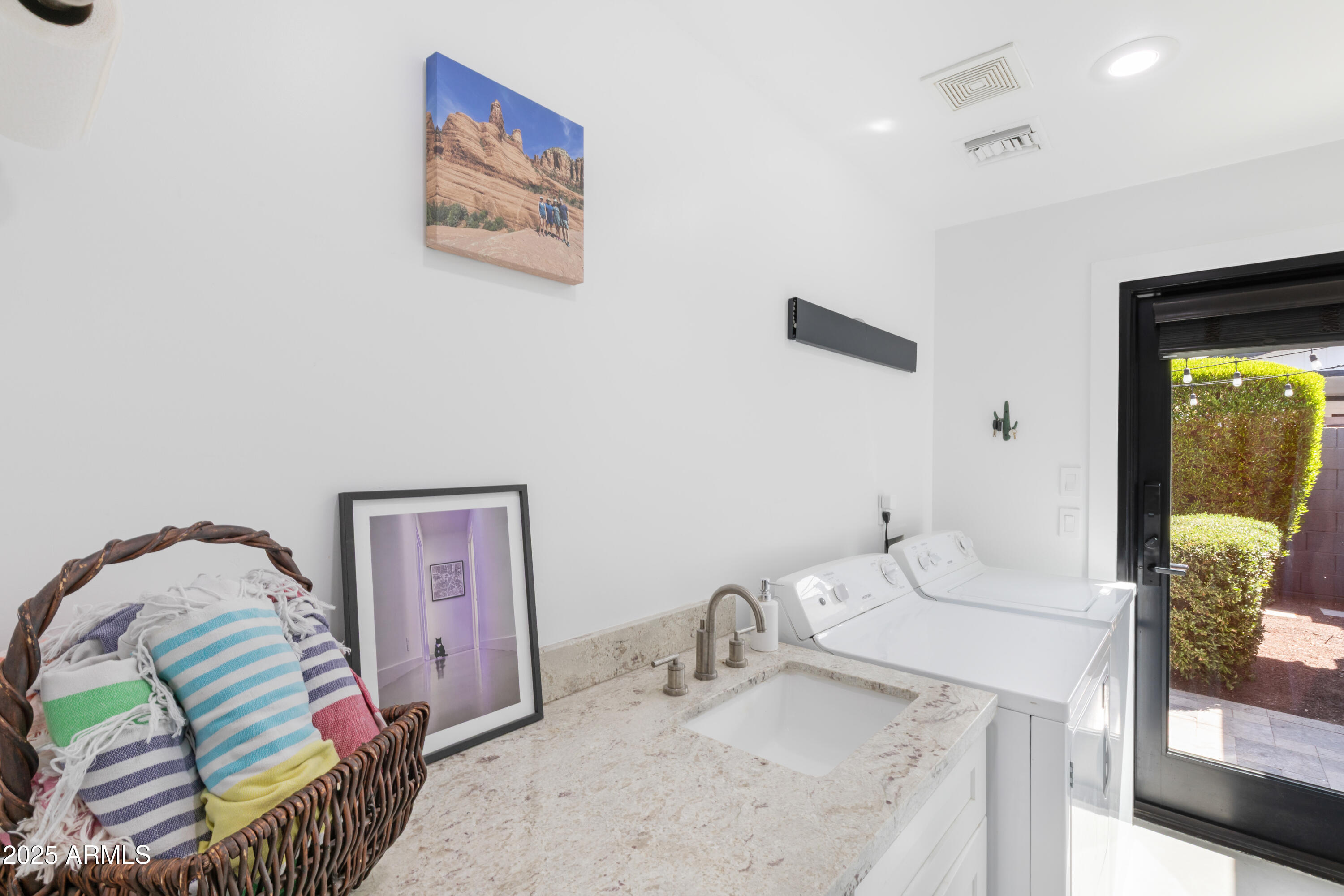 1218 E CLARENDON Avenue