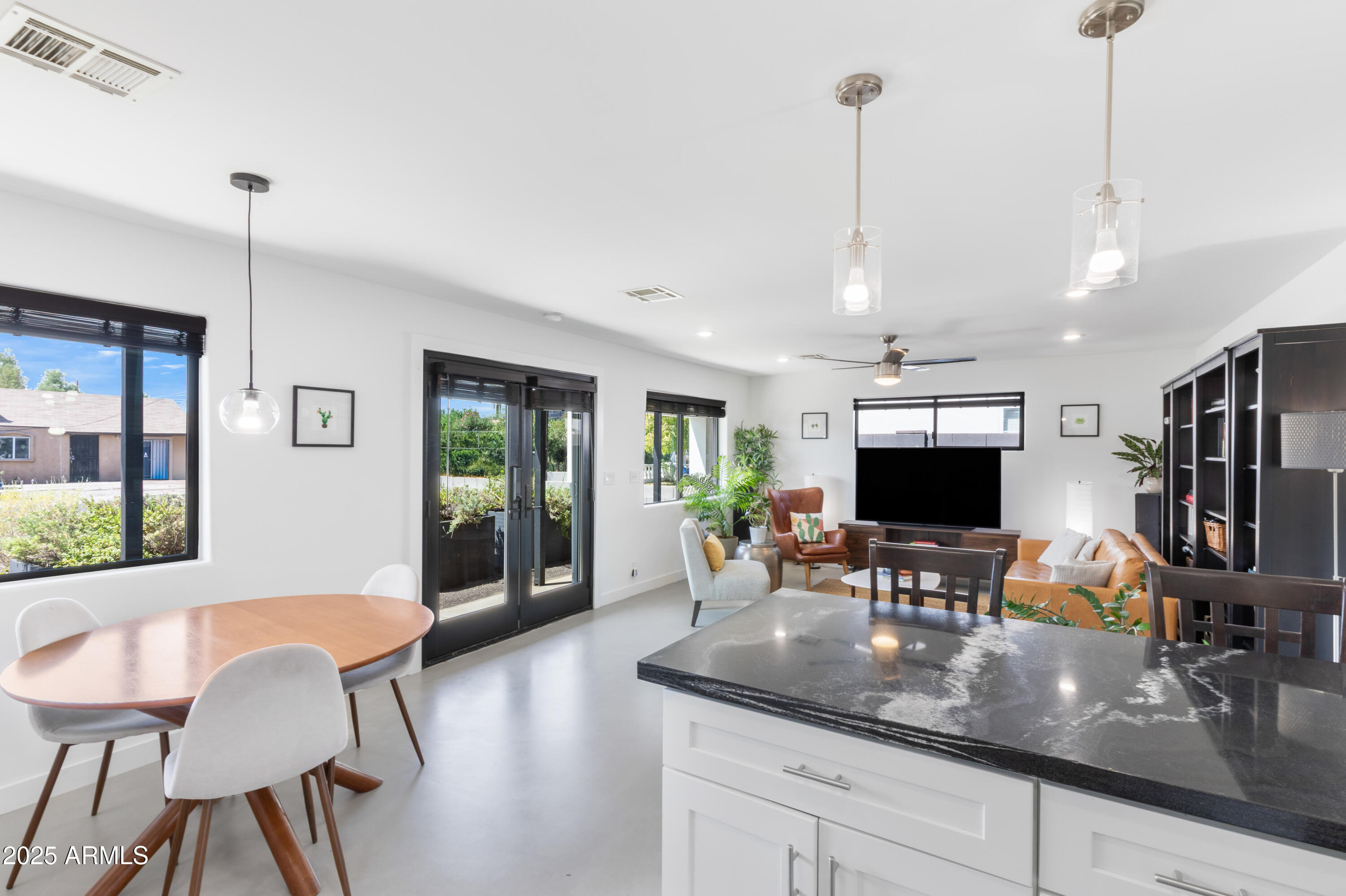 1218 E CLARENDON Avenue