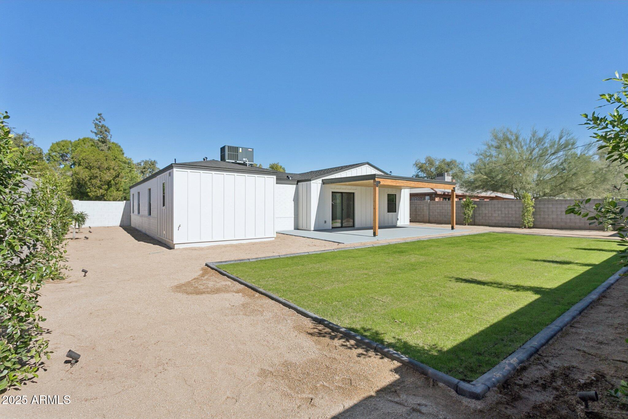 1707 E PINCHOT Avenue