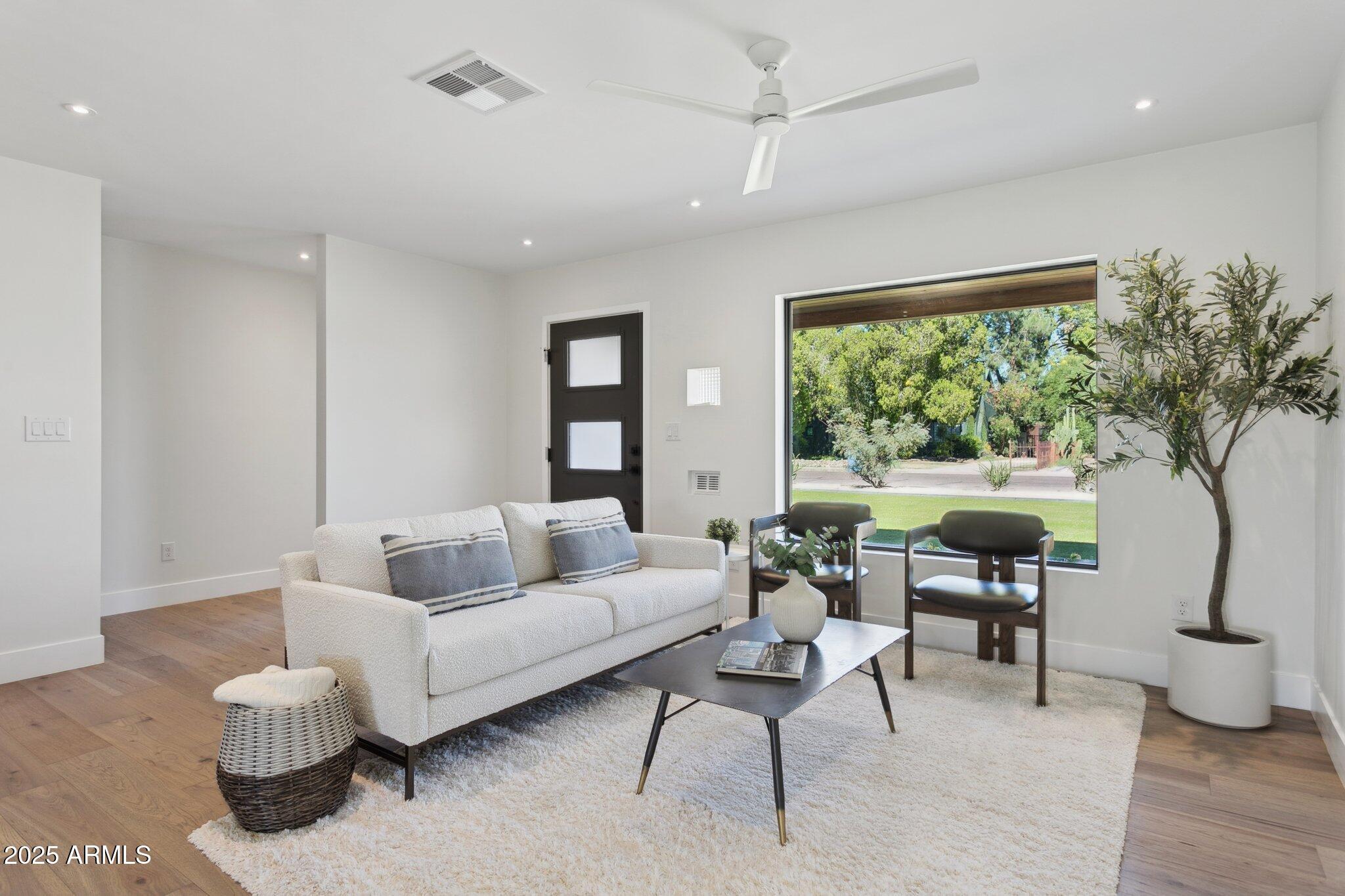 1707 E PINCHOT Avenue