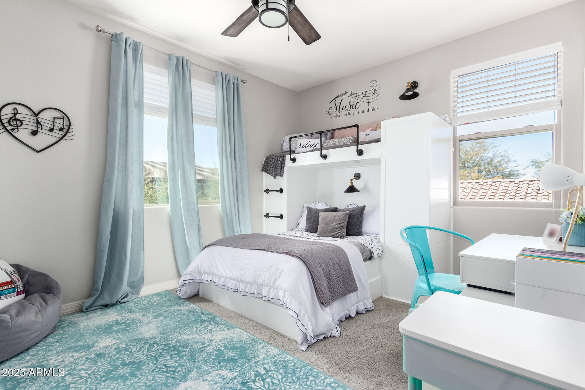 10043 W FOOTHILL Drive