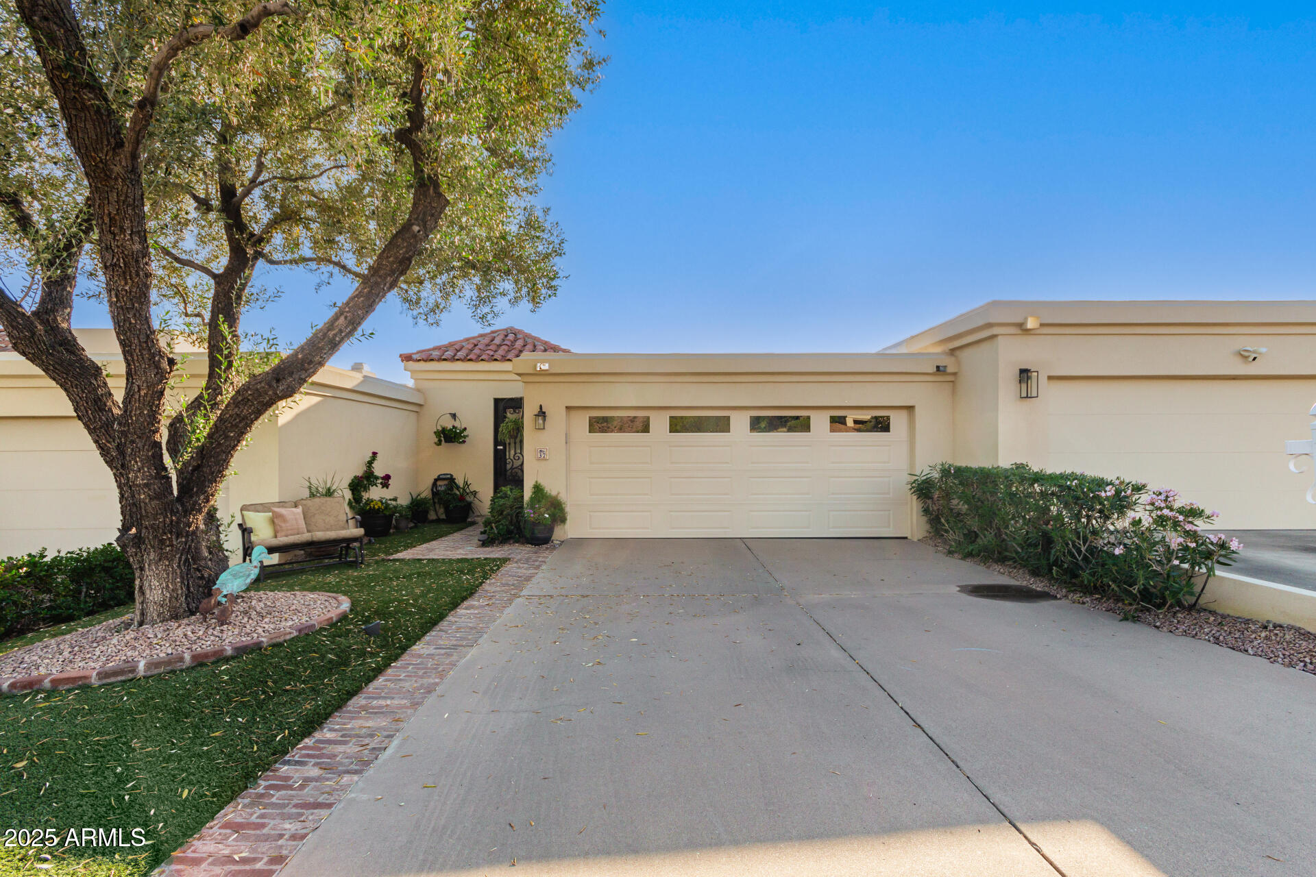 3800 E Lincoln Drive E, 37