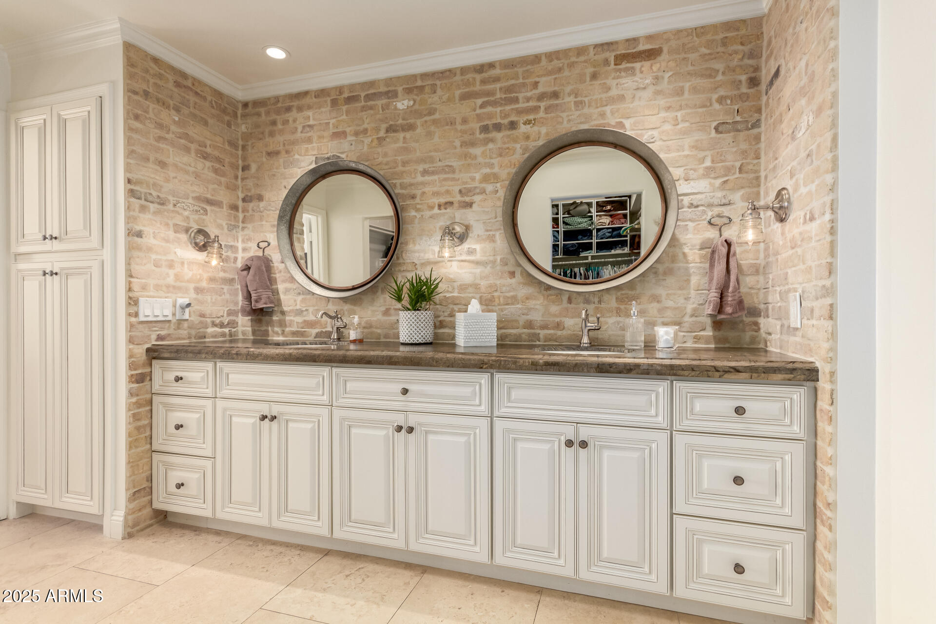 3800 E Lincoln Drive E, 37