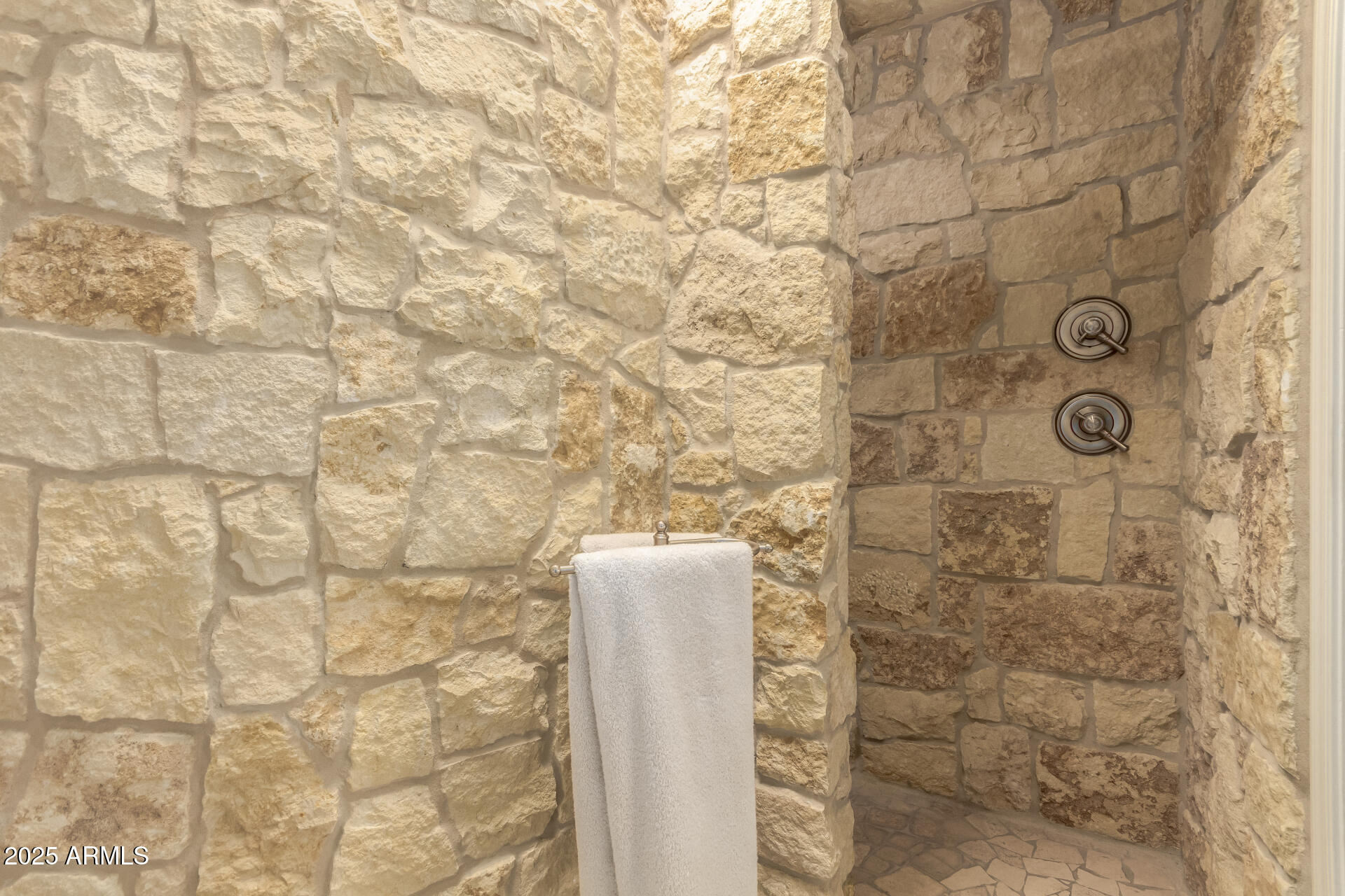 3800 E Lincoln Drive E, 37