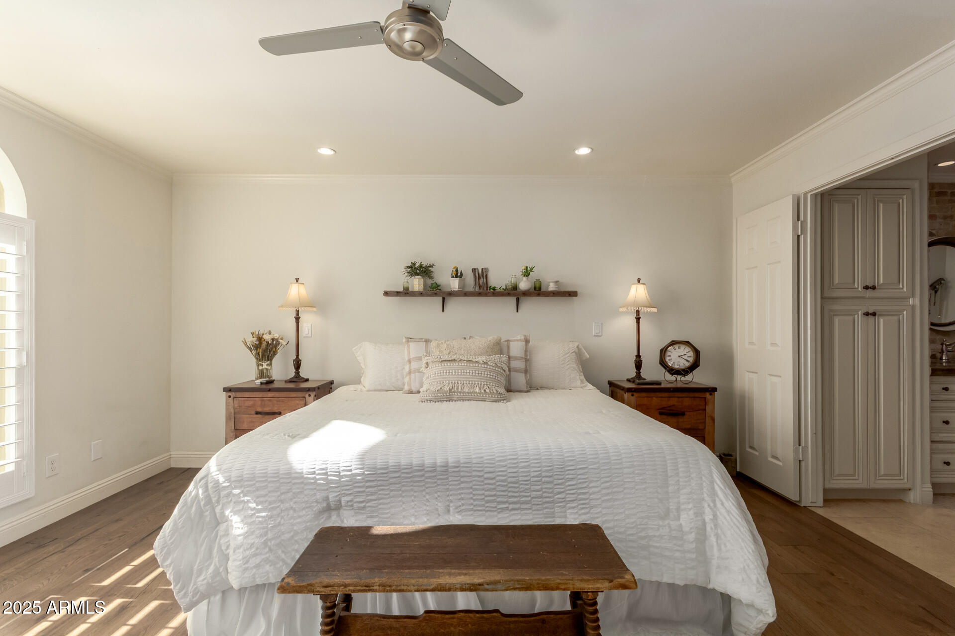 3800 E Lincoln Drive E, 37