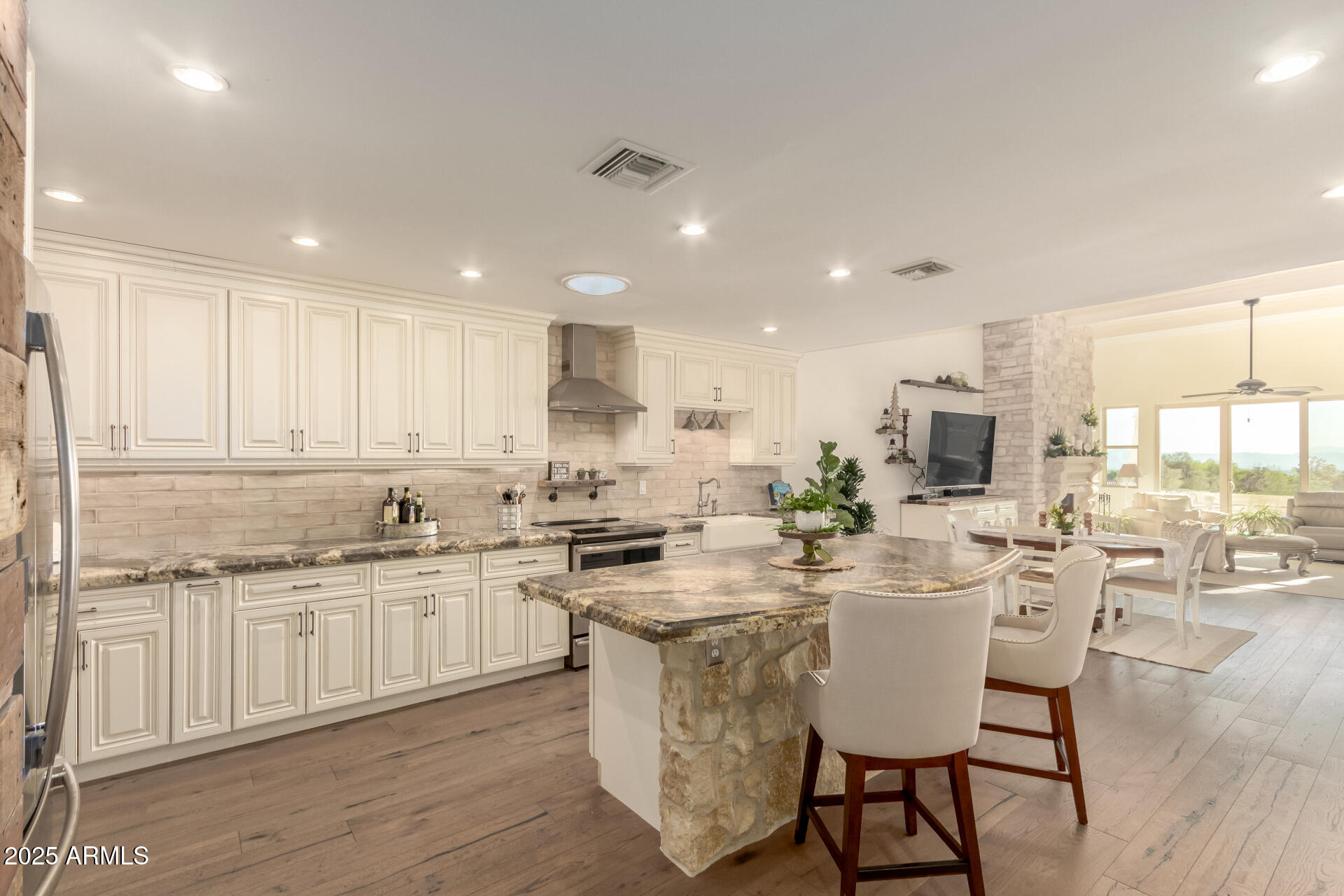 3800 E Lincoln Drive E, 37