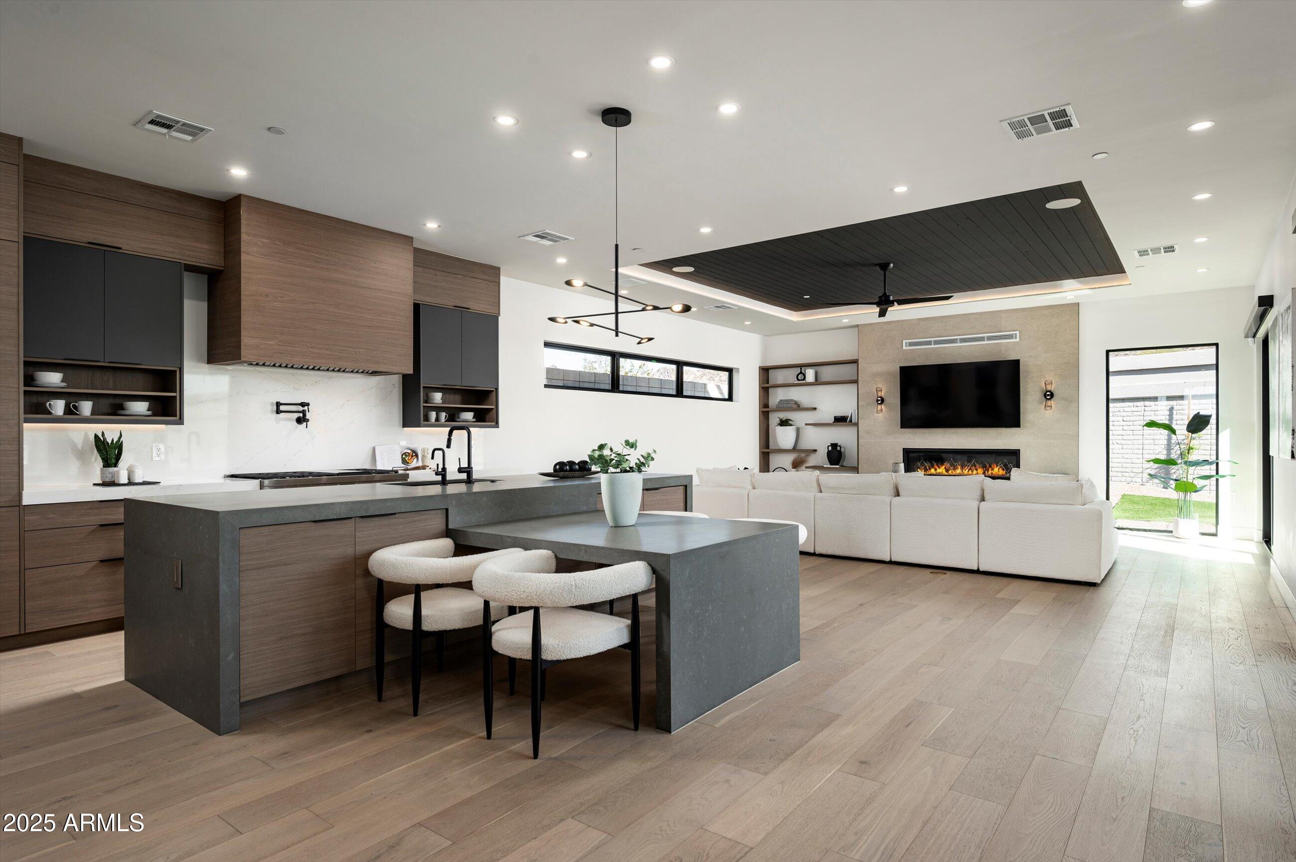 1831 E PALMAIRE Avenue