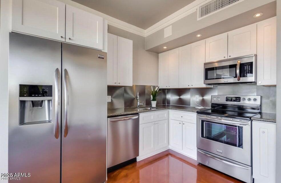 4750 N CENTRAL Avenue L8