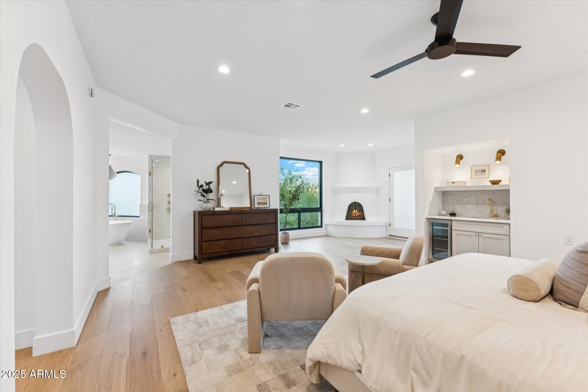 3800 E LINCOLN Drive, 54