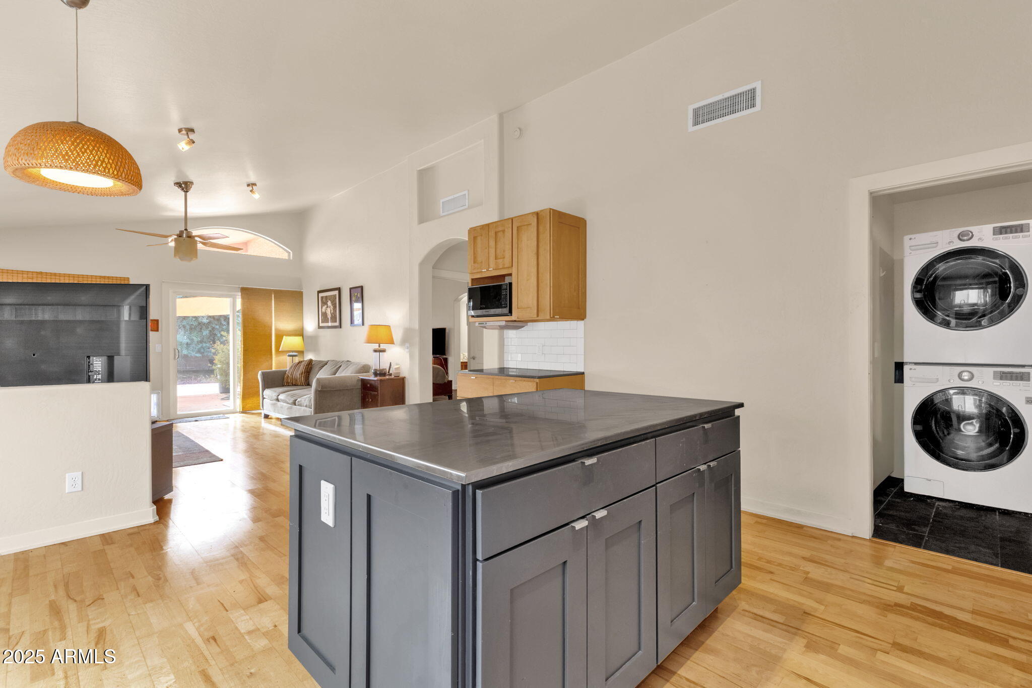 517 W AIRE LIBRE Avenue