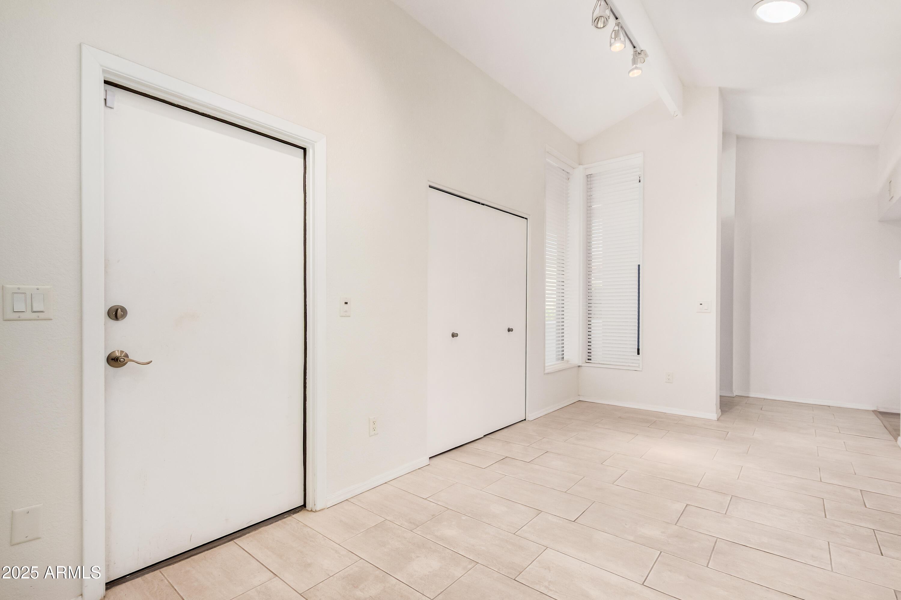 625 E NORTHVIEW Avenue