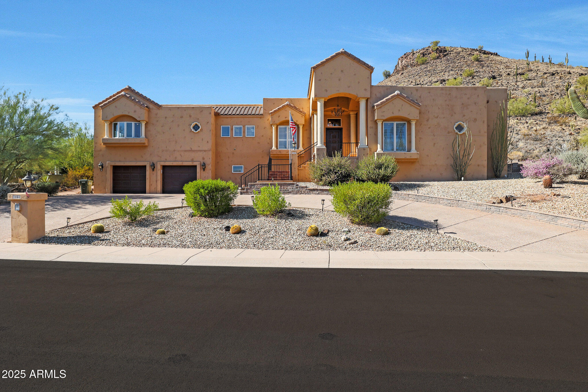 1044 W INDIAN HILLS Place