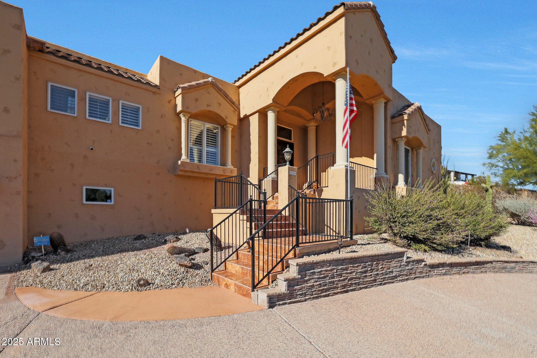 1044 W INDIAN HILLS Place