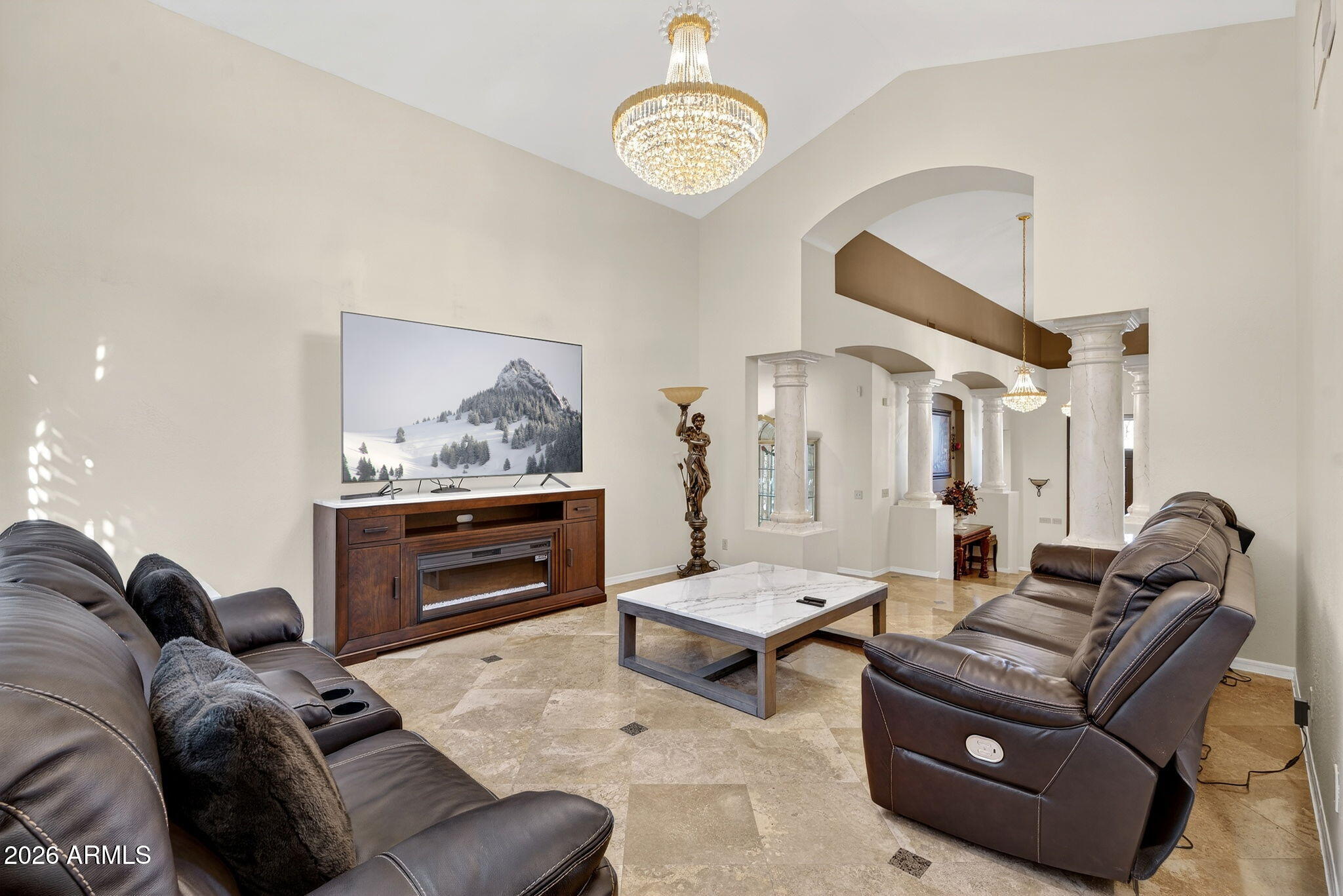 1044 W INDIAN HILLS Place