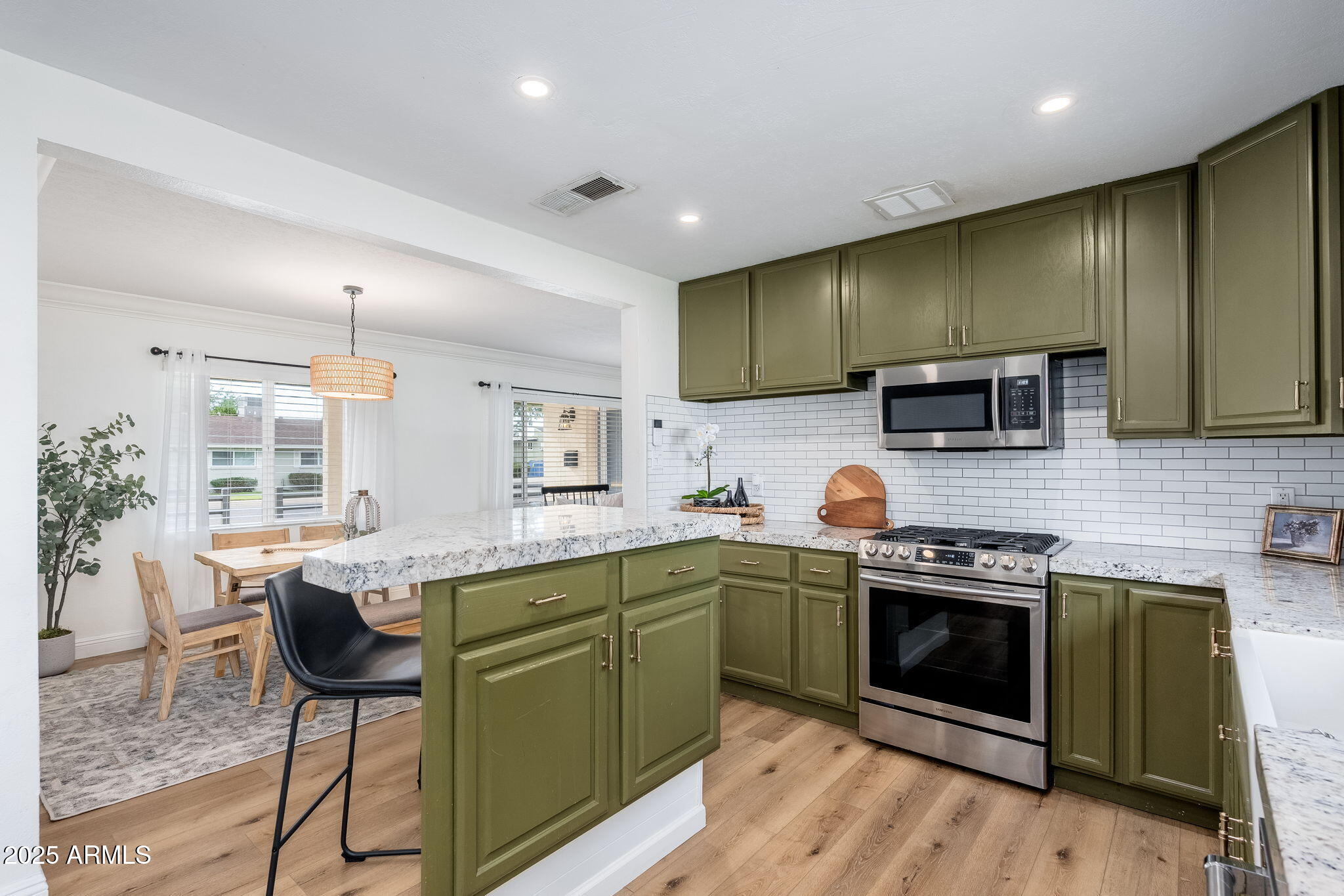 3002 E WHITTON Avenue