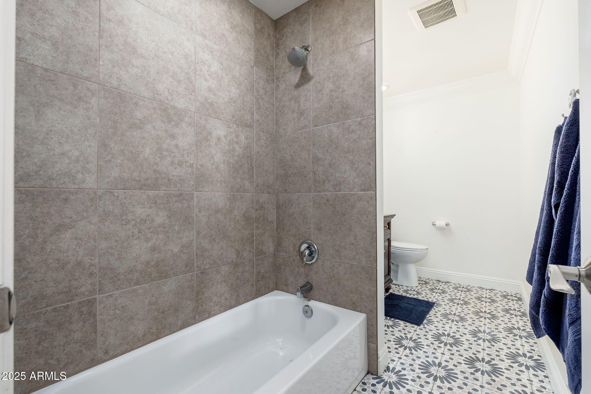 3002 E WHITTON Avenue