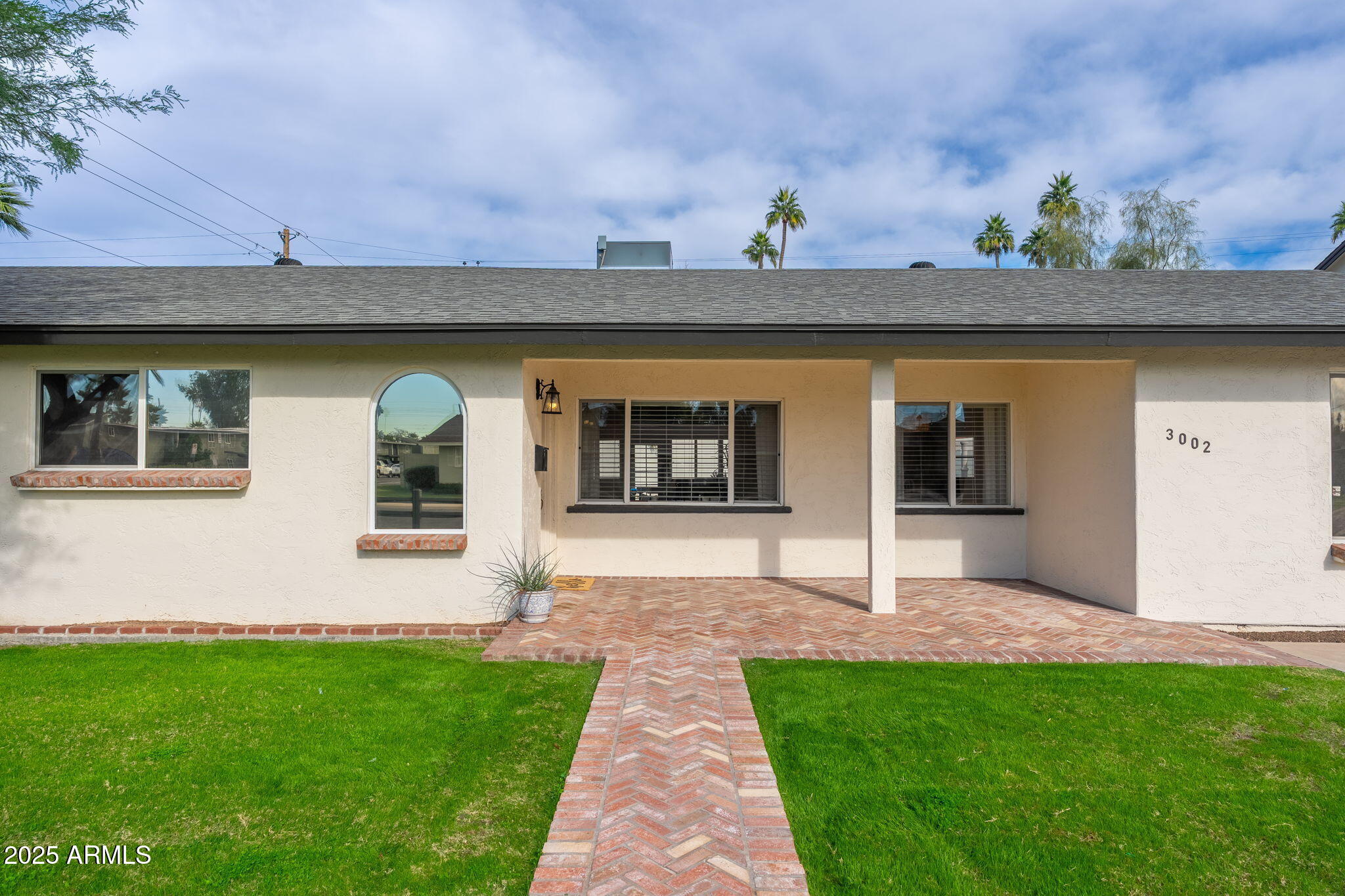 3002 E WHITTON Avenue