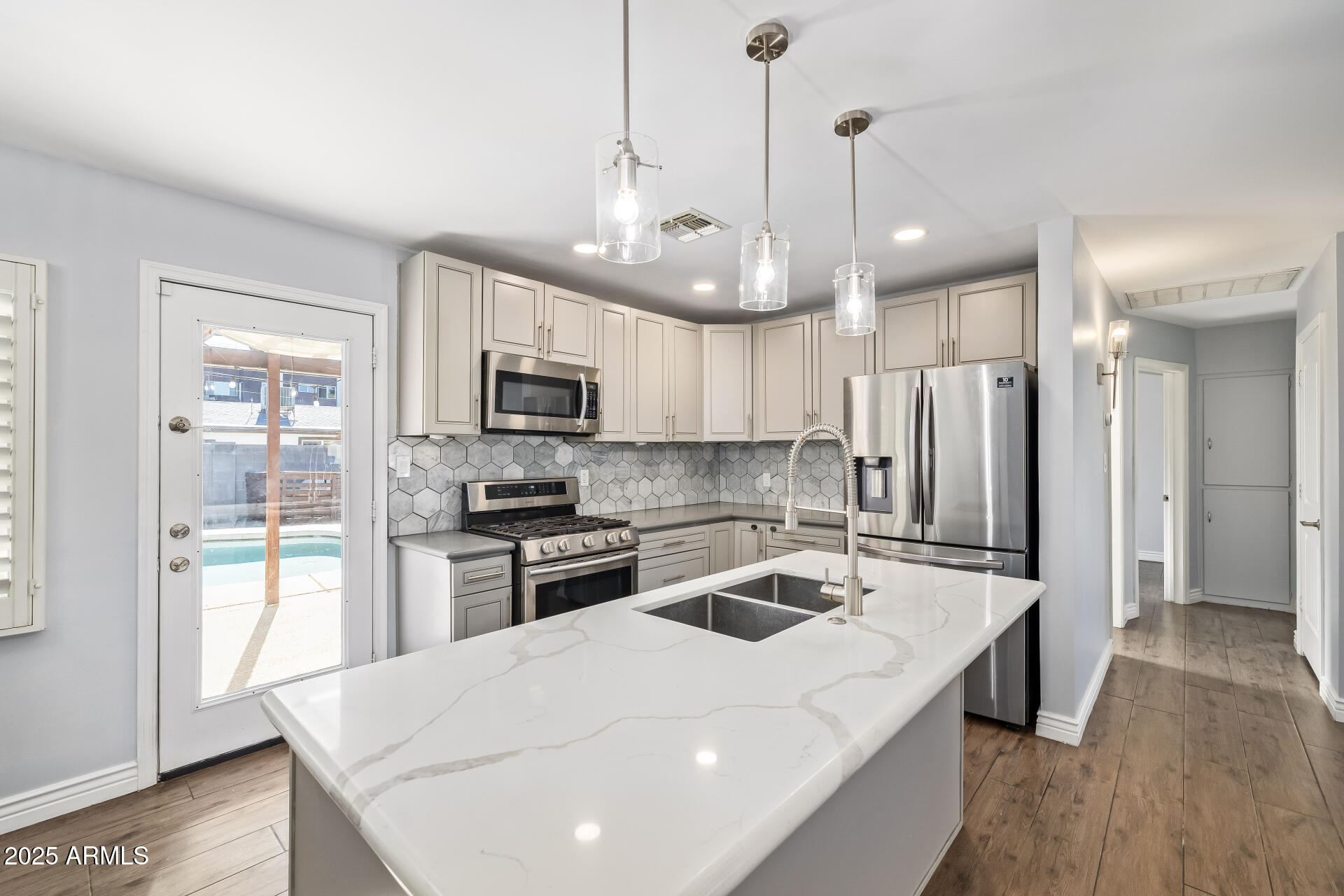 2439 E MINNEZONA Avenue