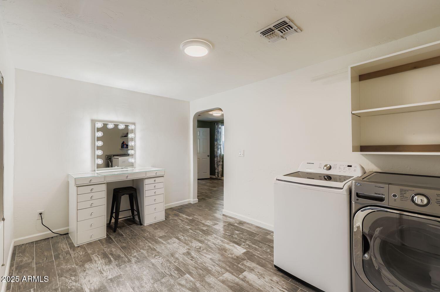 2210 E CAMBRIDGE Avenue